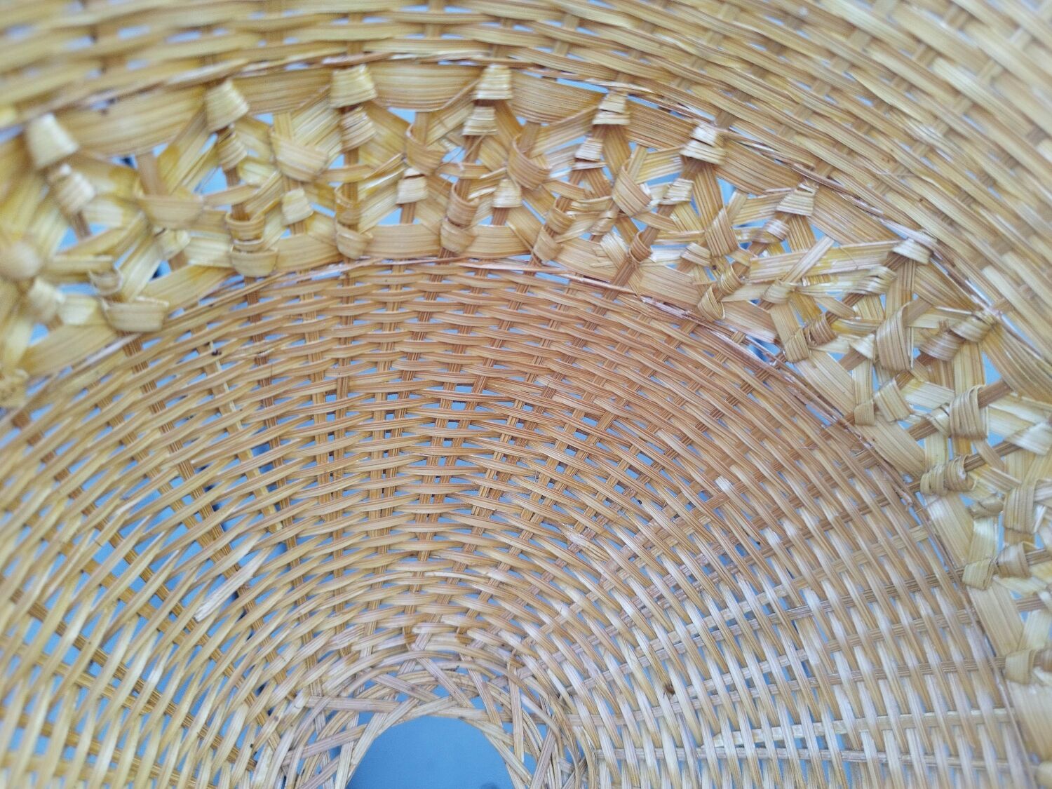 Wicker straw suspension