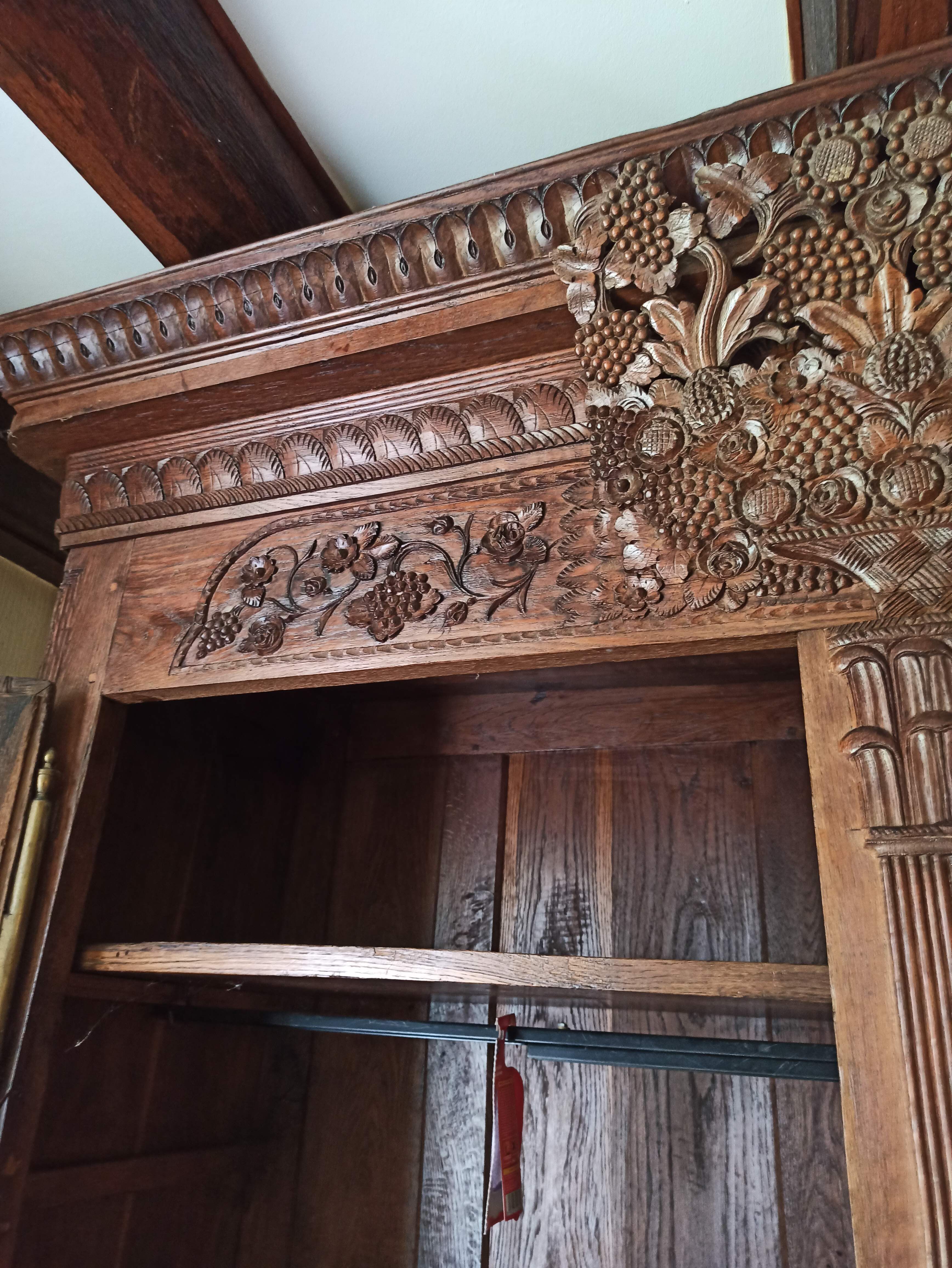 Norman wardrobe in oak Solid basket bouquet of flowers