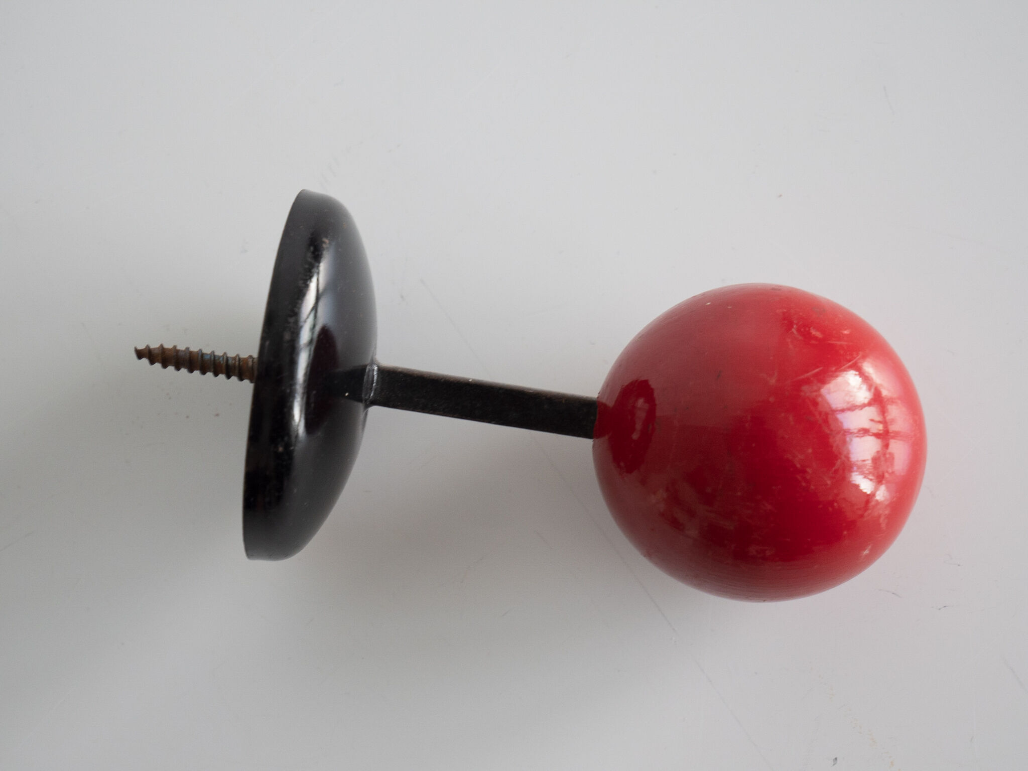 Black and red patère