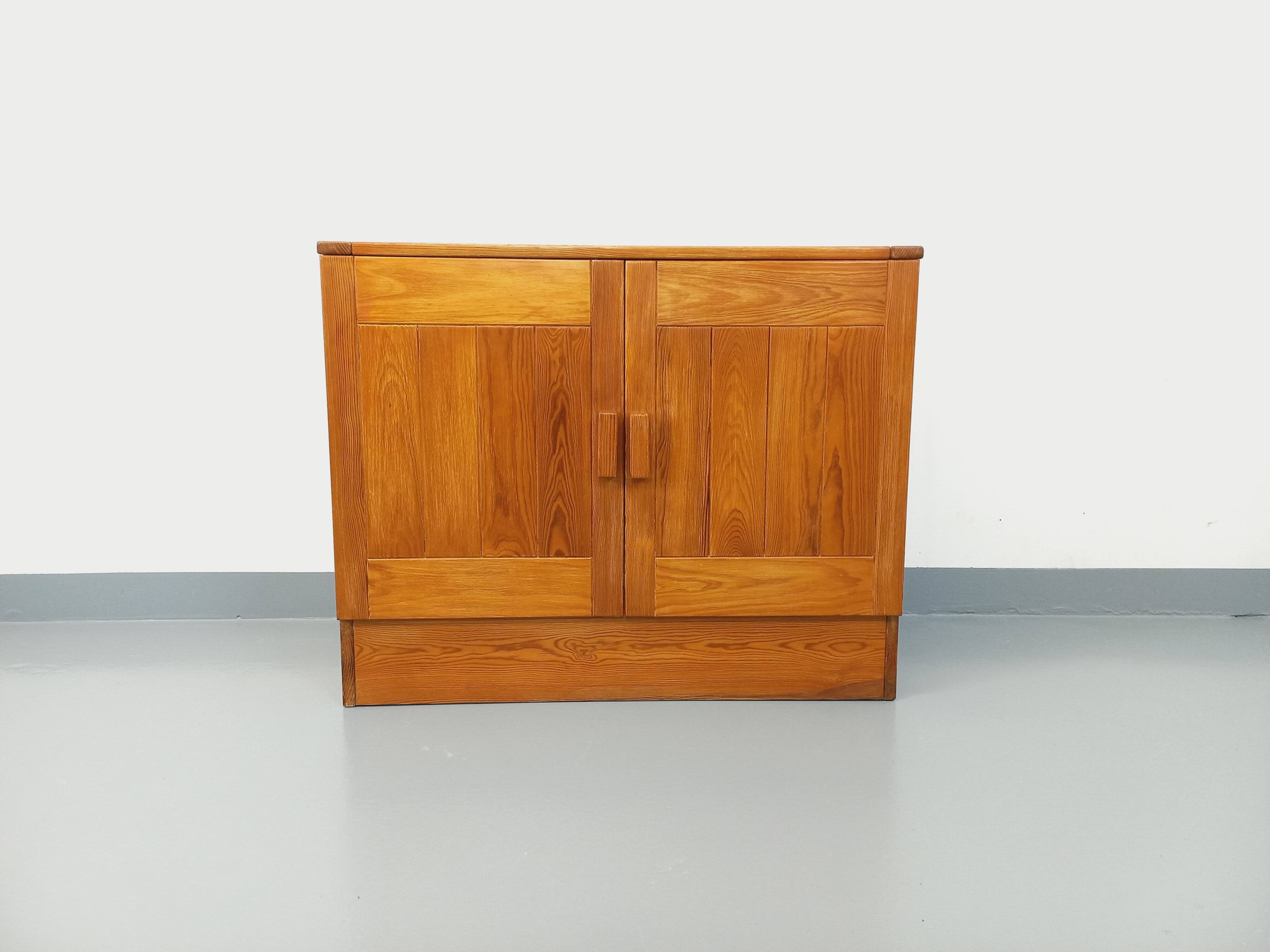 Charlotte Perriand style Les Arcs vintage pine storage unit from the 60s and 70s