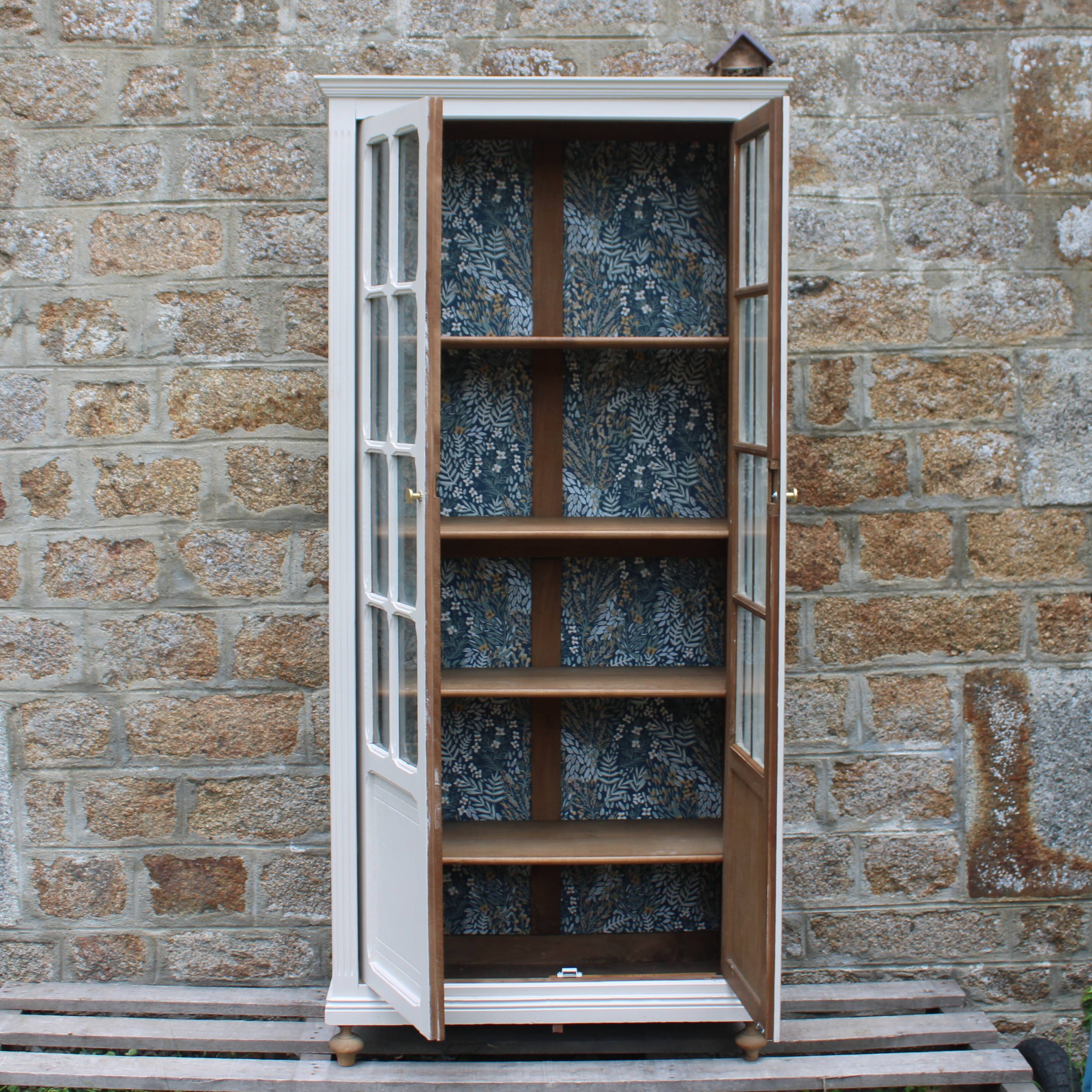Vitrine parisienne ancienne rénovée – blanc cassé