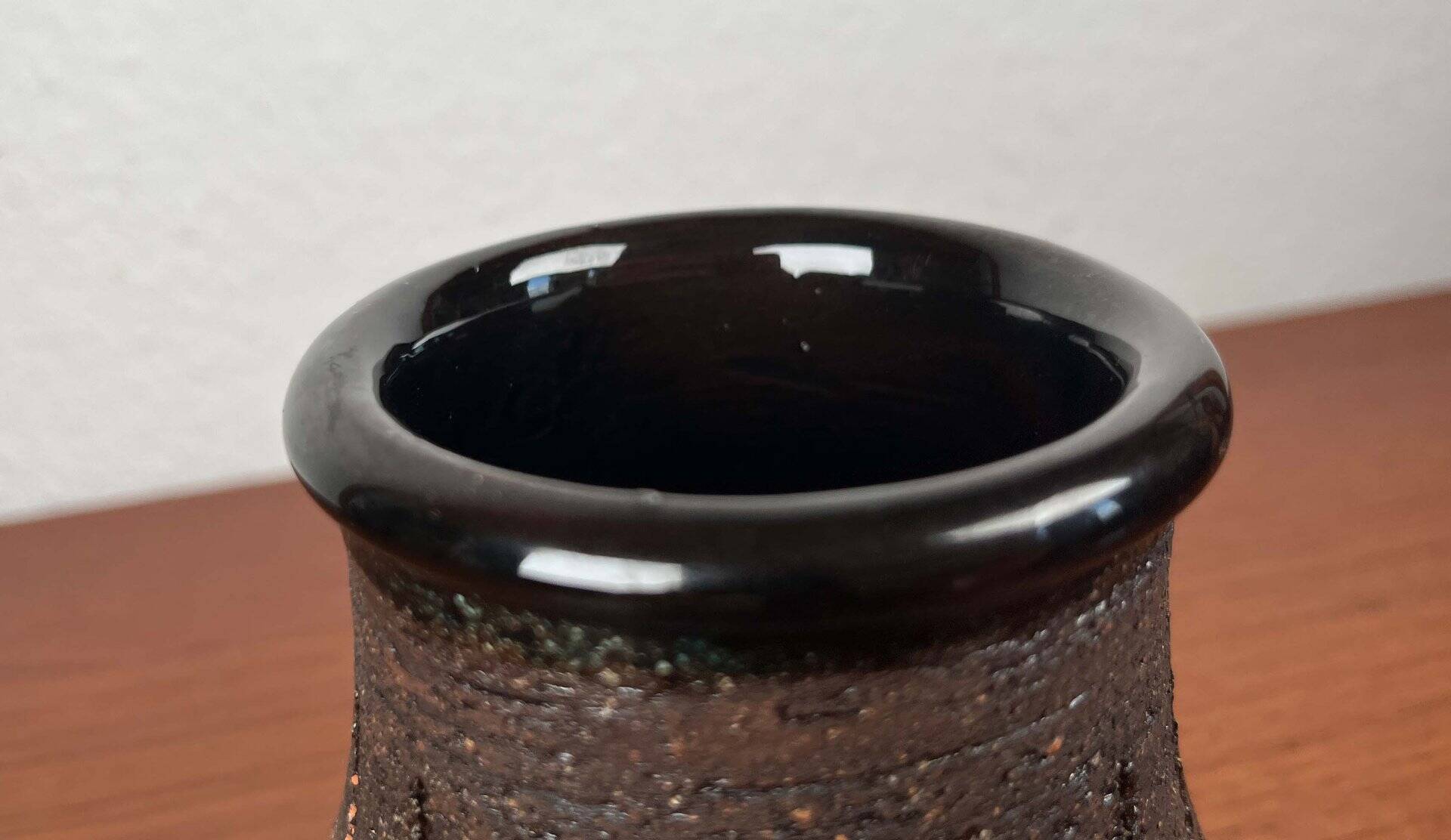 Mid-century studio ceramic tripod vase by Eke Bjeren for Gabriel Keramik, 1960s.