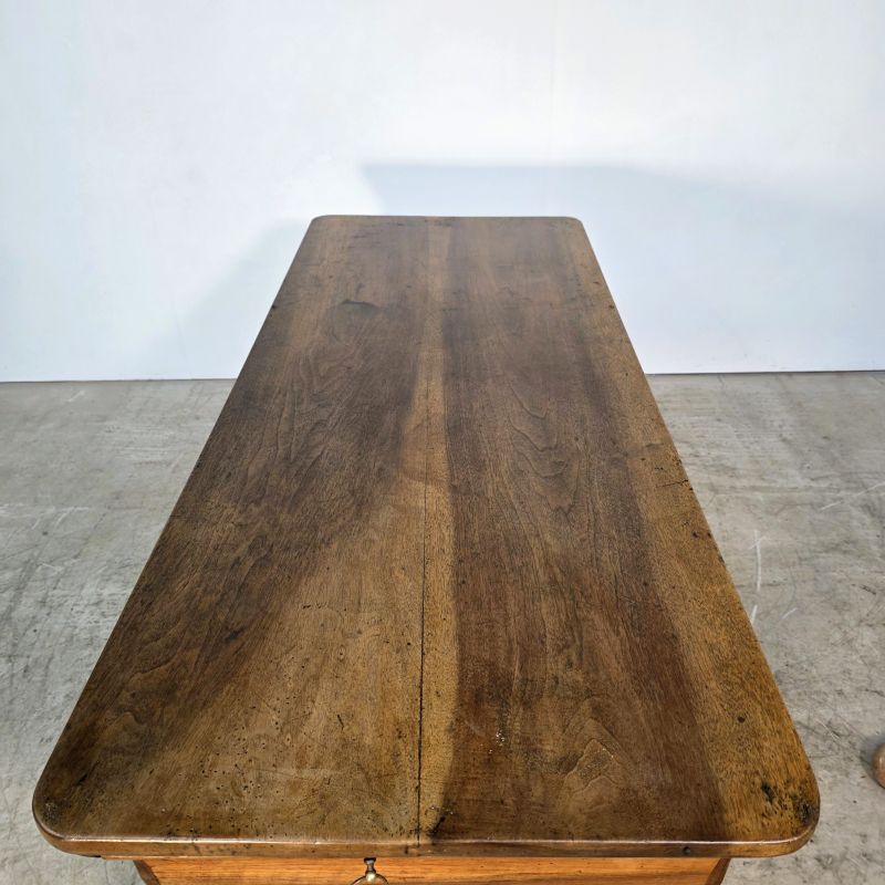 silk table in walnut from the Restoration period