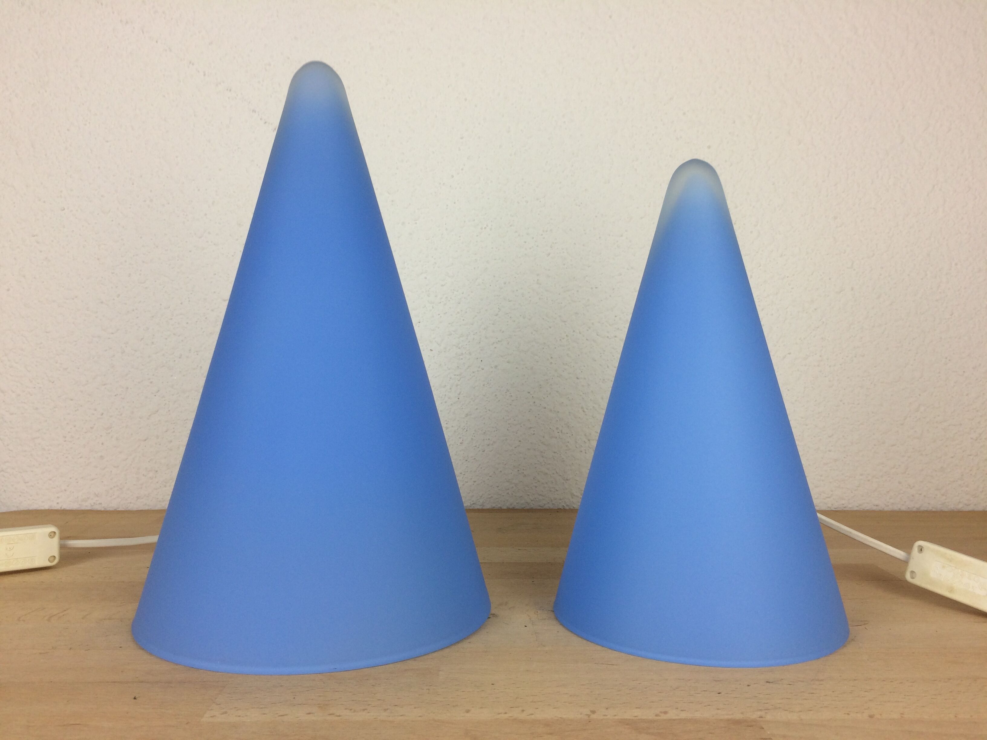 2 lampes coniques Teepee par SCE en verre bleu