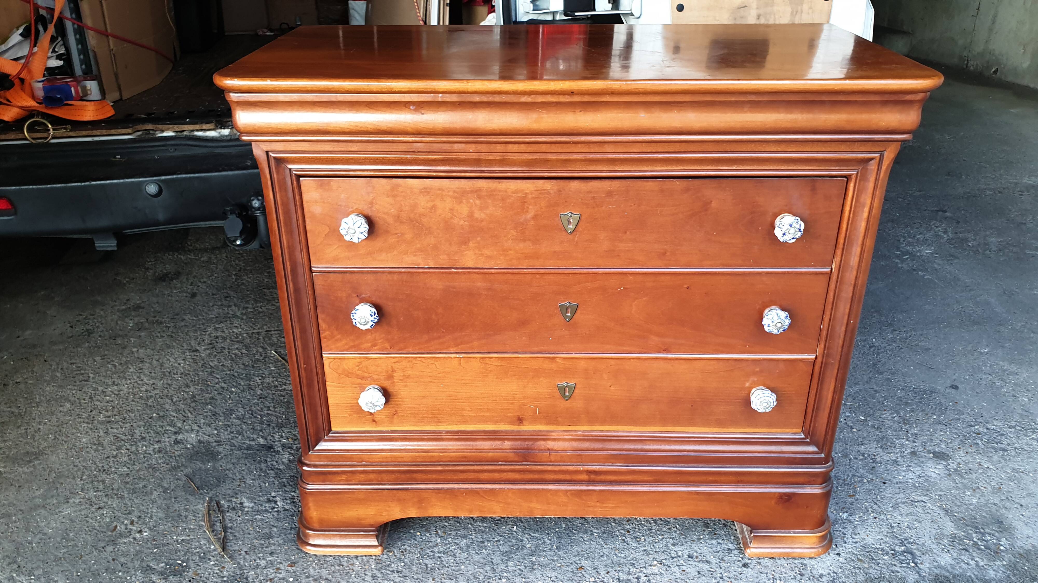 Commode louis Philippe à doucine 4 tiroirs merisier.