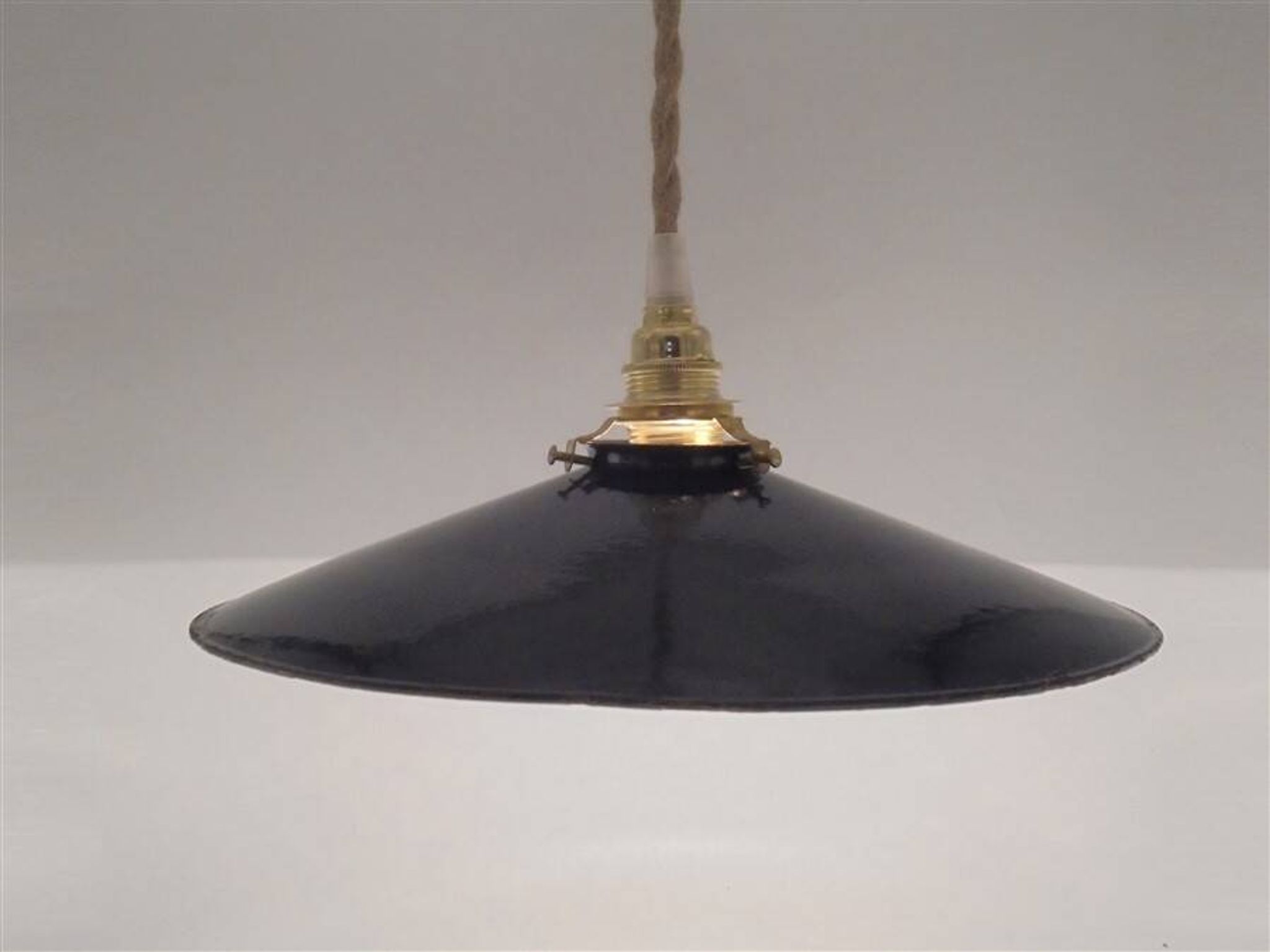 Enamelled sheet metal suspension