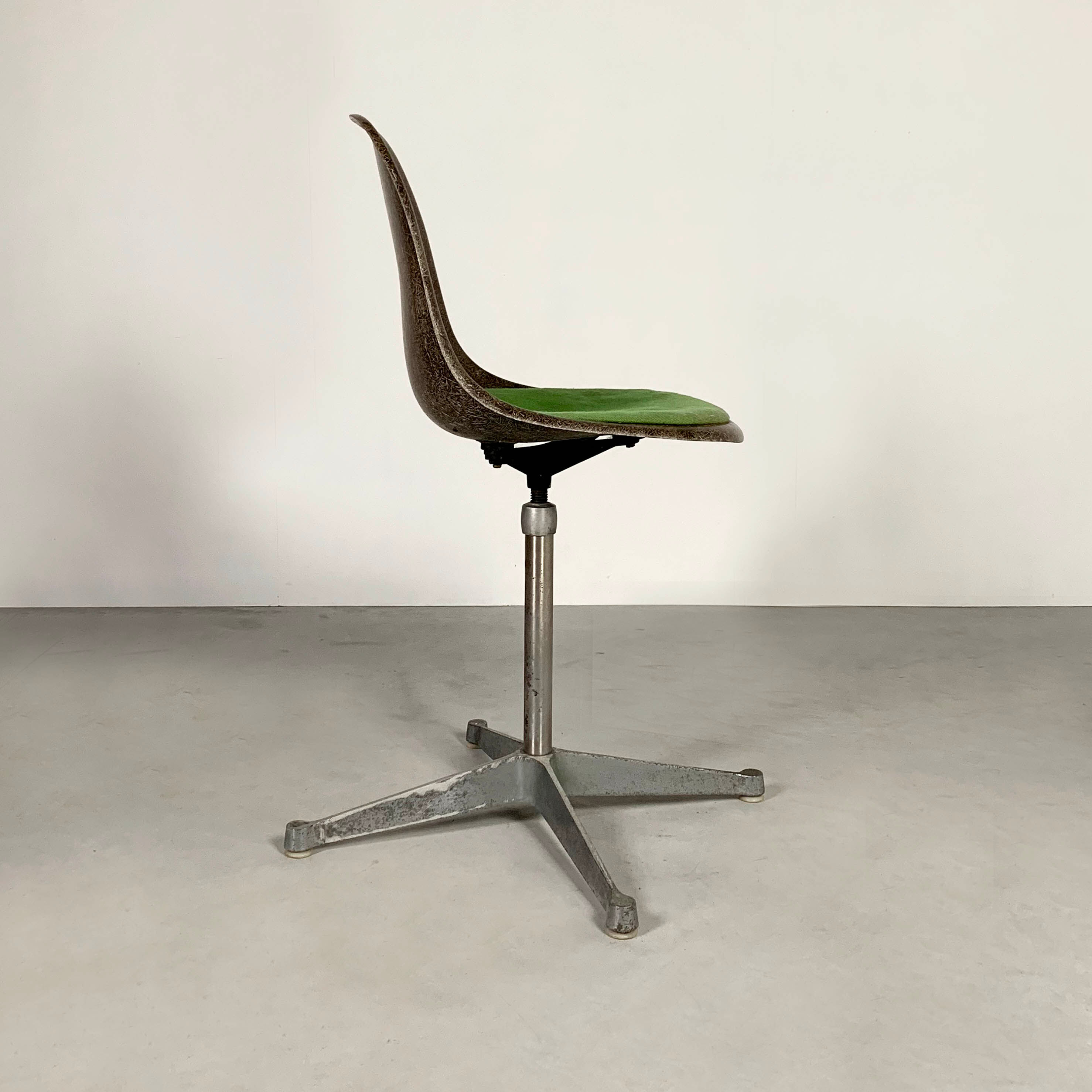 Chaise de bureau DSW pivotante par Charles & Ray Eames pour Herman Miller, 1980