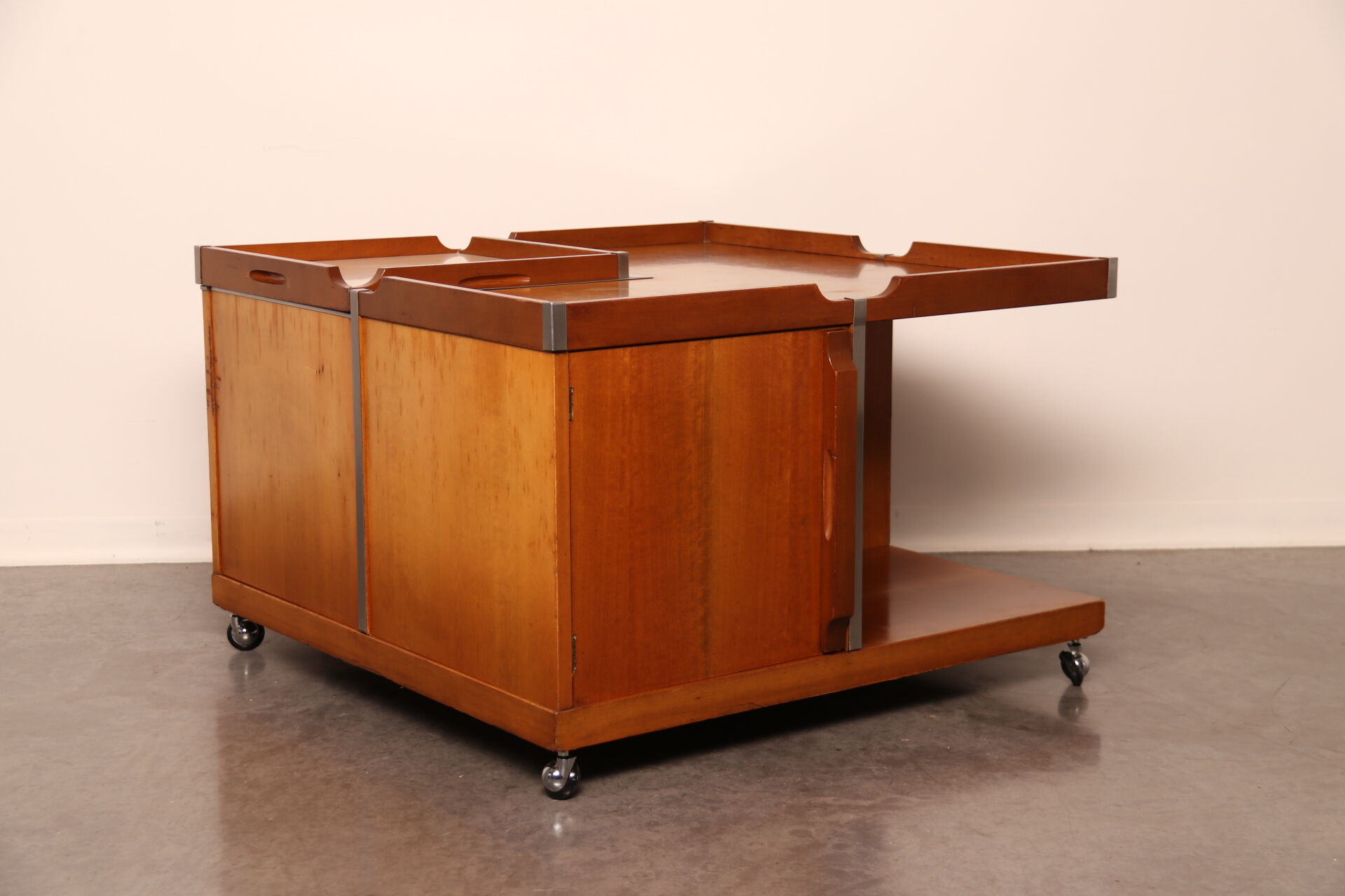 Table basse modulaire avec barre intégrée sur roulettes conçue par Luigi Sormani Italie, années 1960