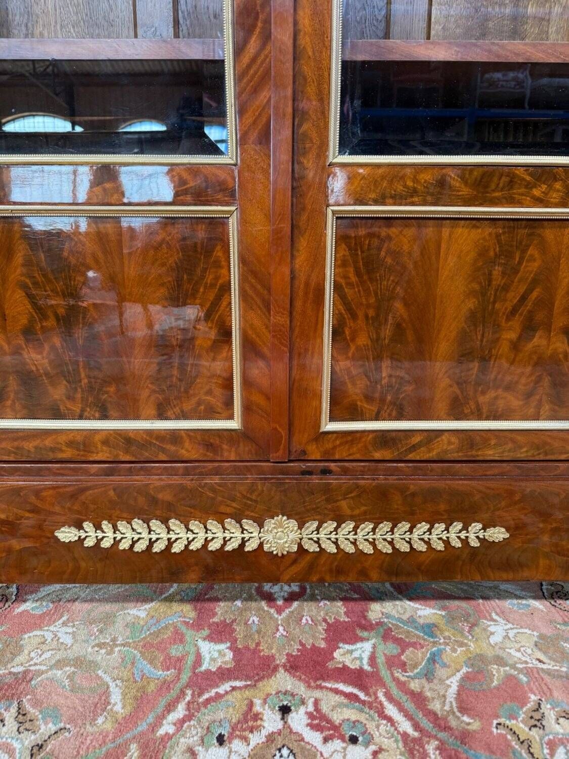 Bibliothèque-vitrine deux portes – Époque Empire – Placage acajou, bronzes