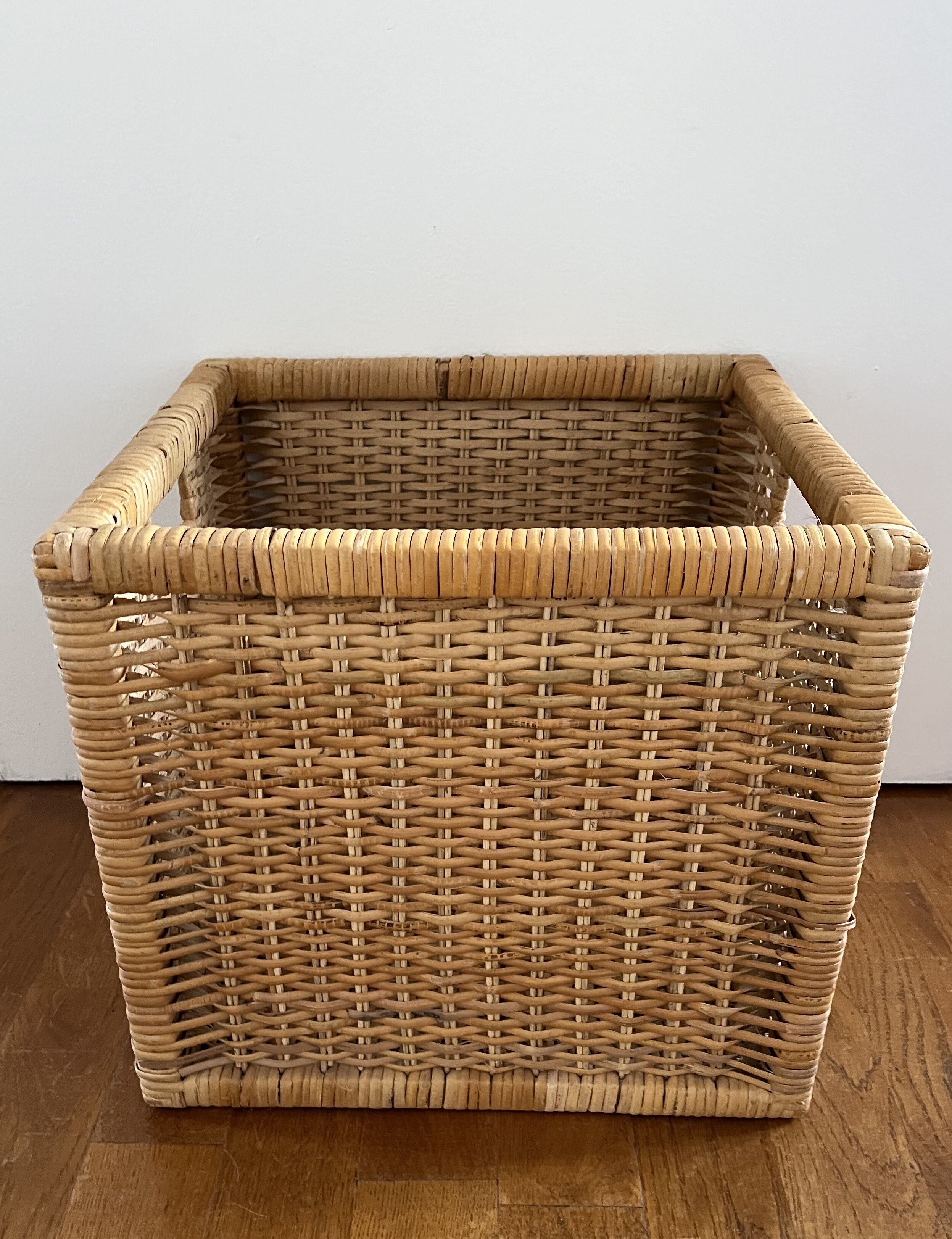 Square wicker box/basket