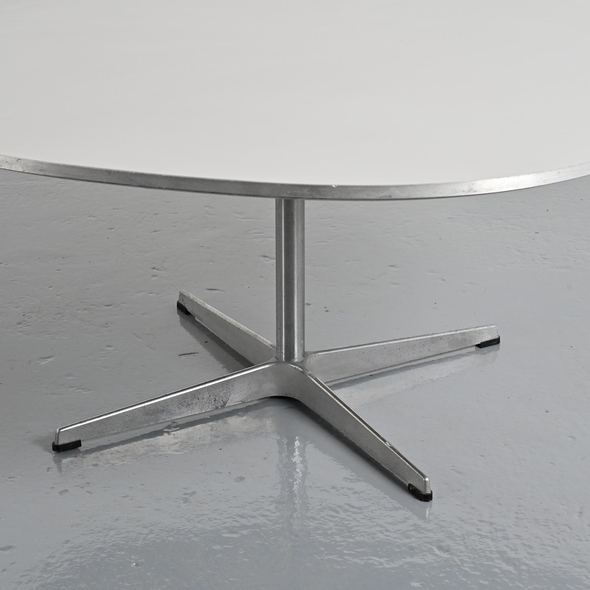 Coffee table by Arne Jacobsen, Fritz Hansen, circa 1970.