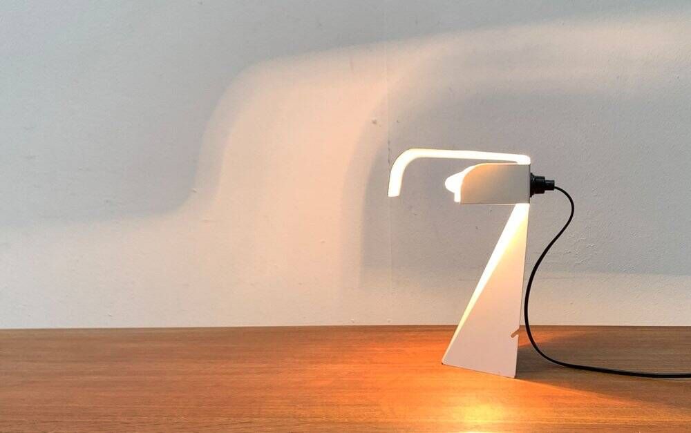 Lampe de table tole minimaliste italienne de l'âge spatial du milieu du siècle par G. Grego, années 1960.