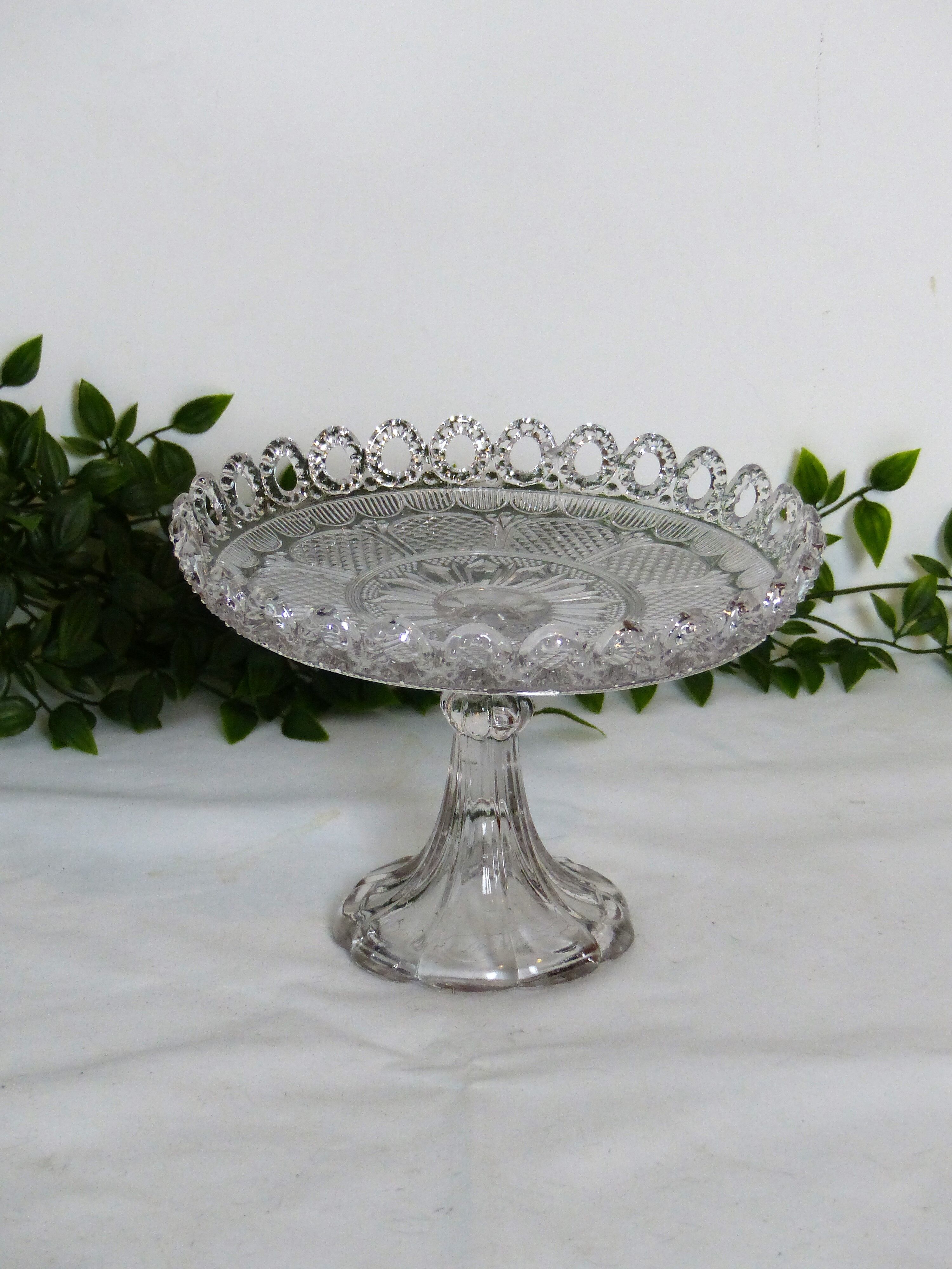 Flat, glass cake display