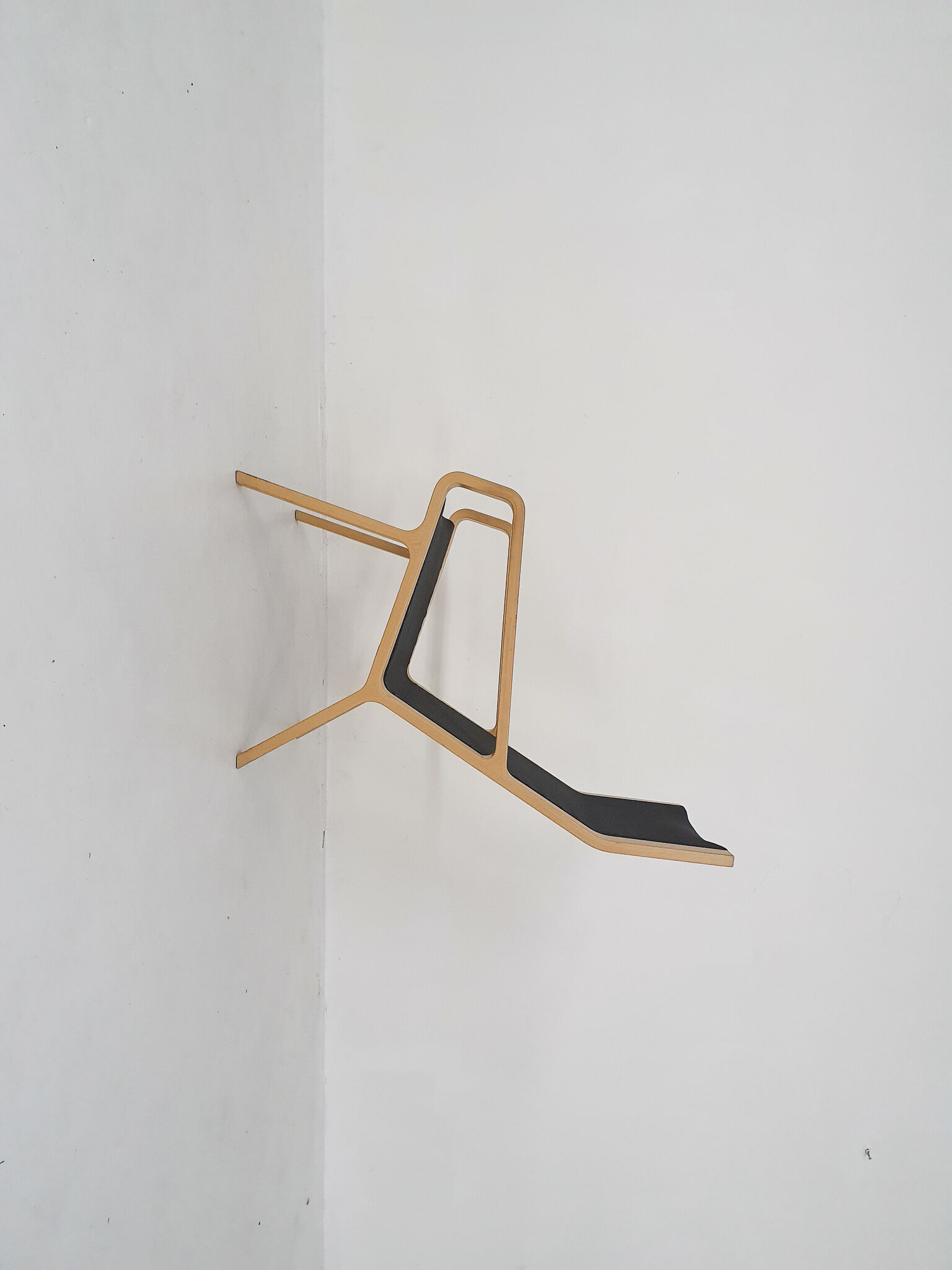 Lamintated beech and gauze design lounge chair