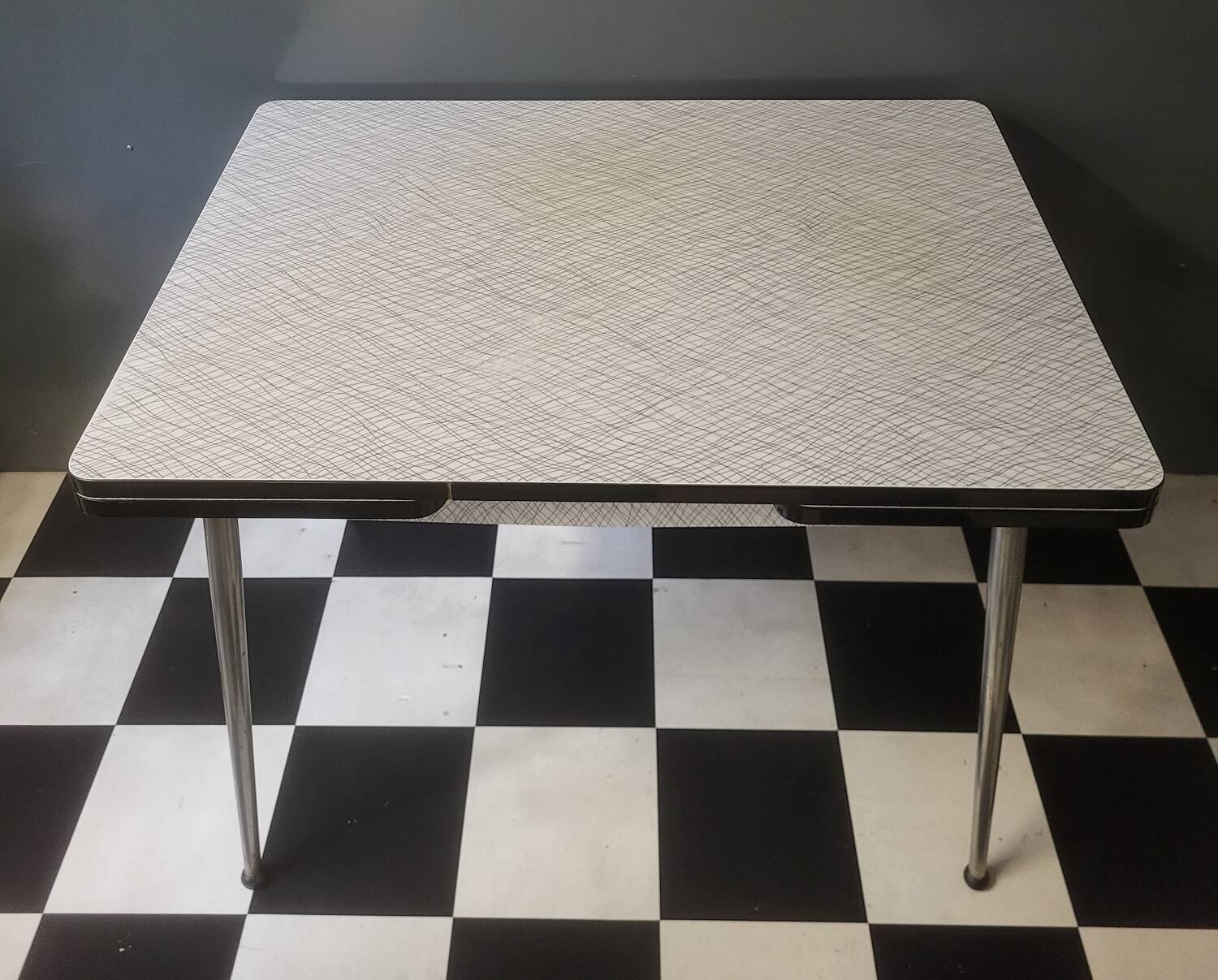 Extendable table in formica
