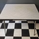 Extendable table in formica
