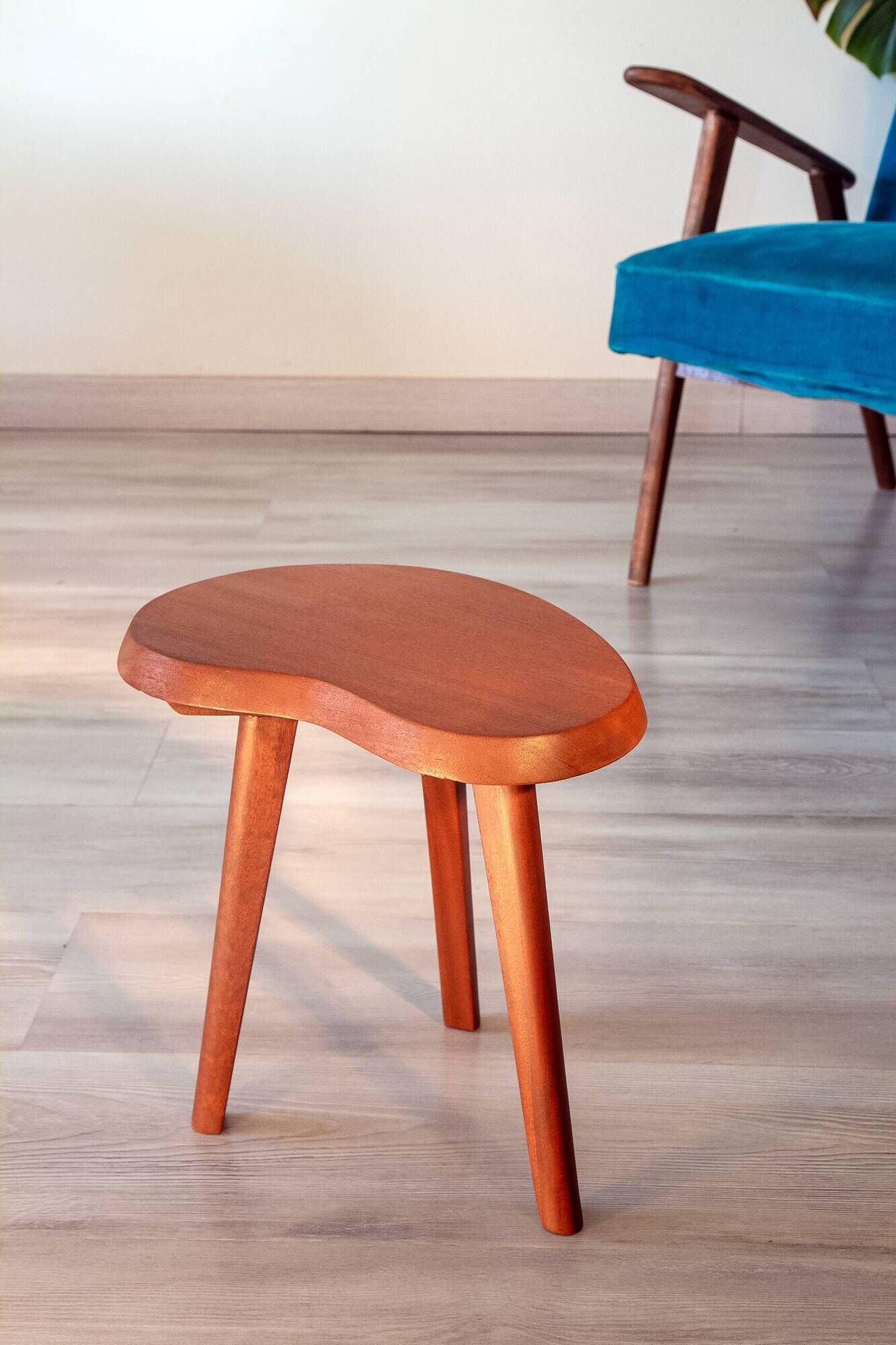 "Tripod plant stand 'bean', solid mahogany from the 1950s."