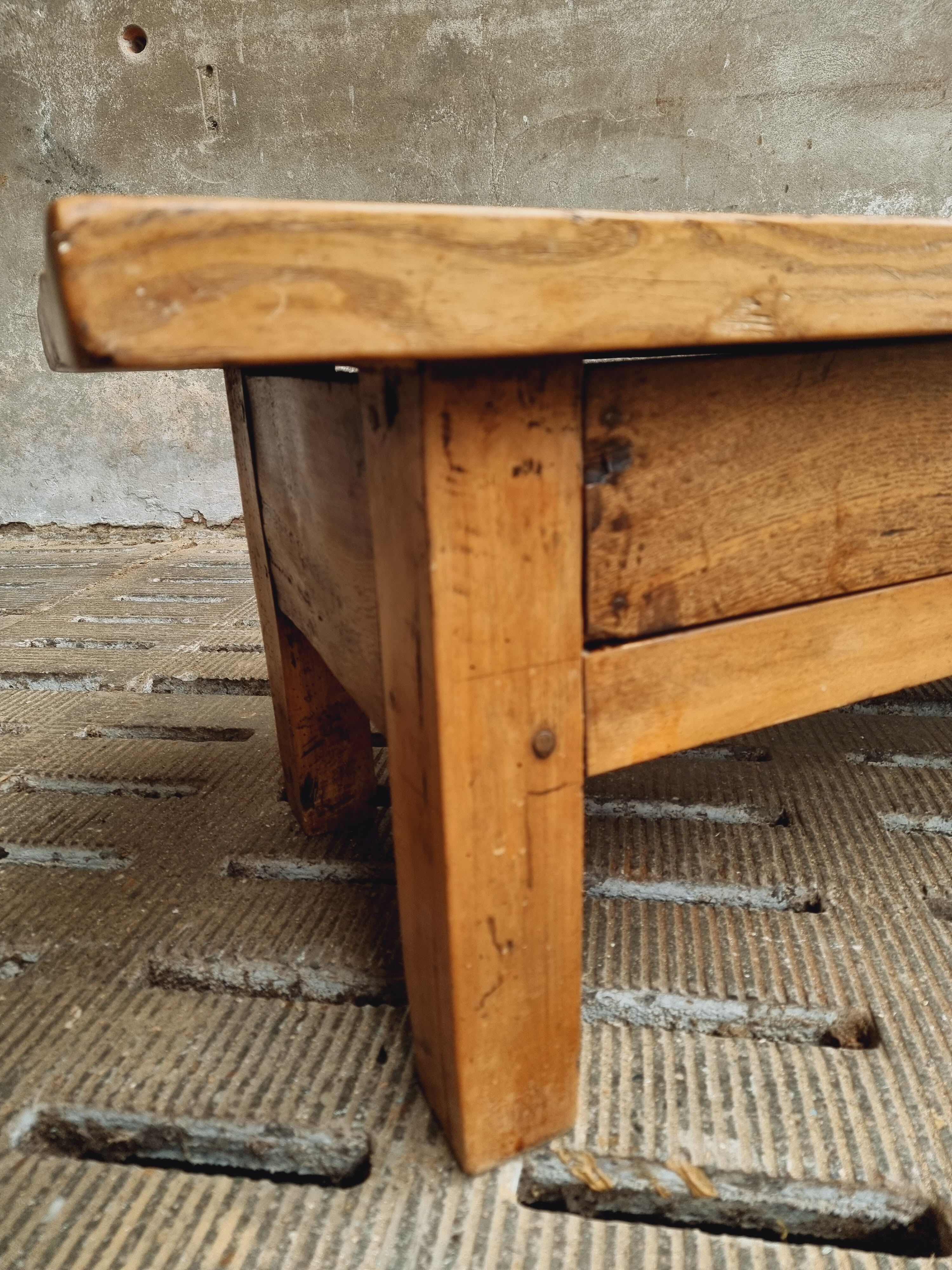 Table basse espagnole 19ème siècle