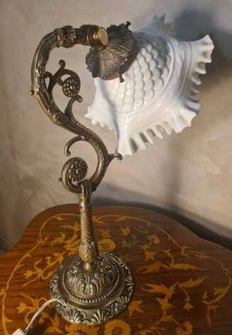 Lampe en bronze et abat-jour en opaline blanche, 1900