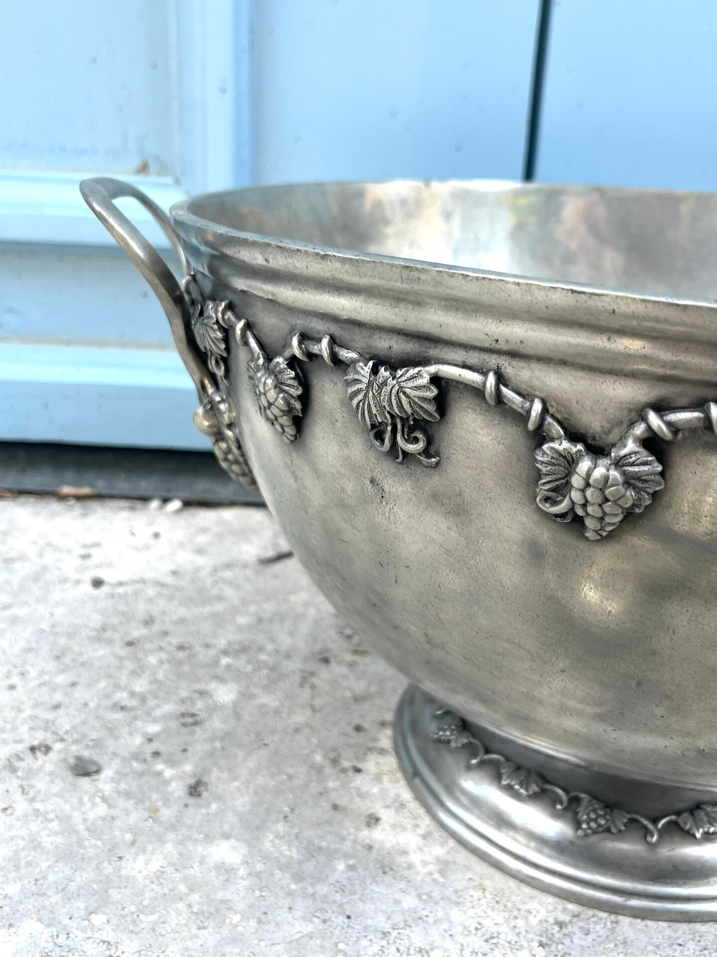 French pewter punch bowl set with 10 cups and ladle – grapevine Etain