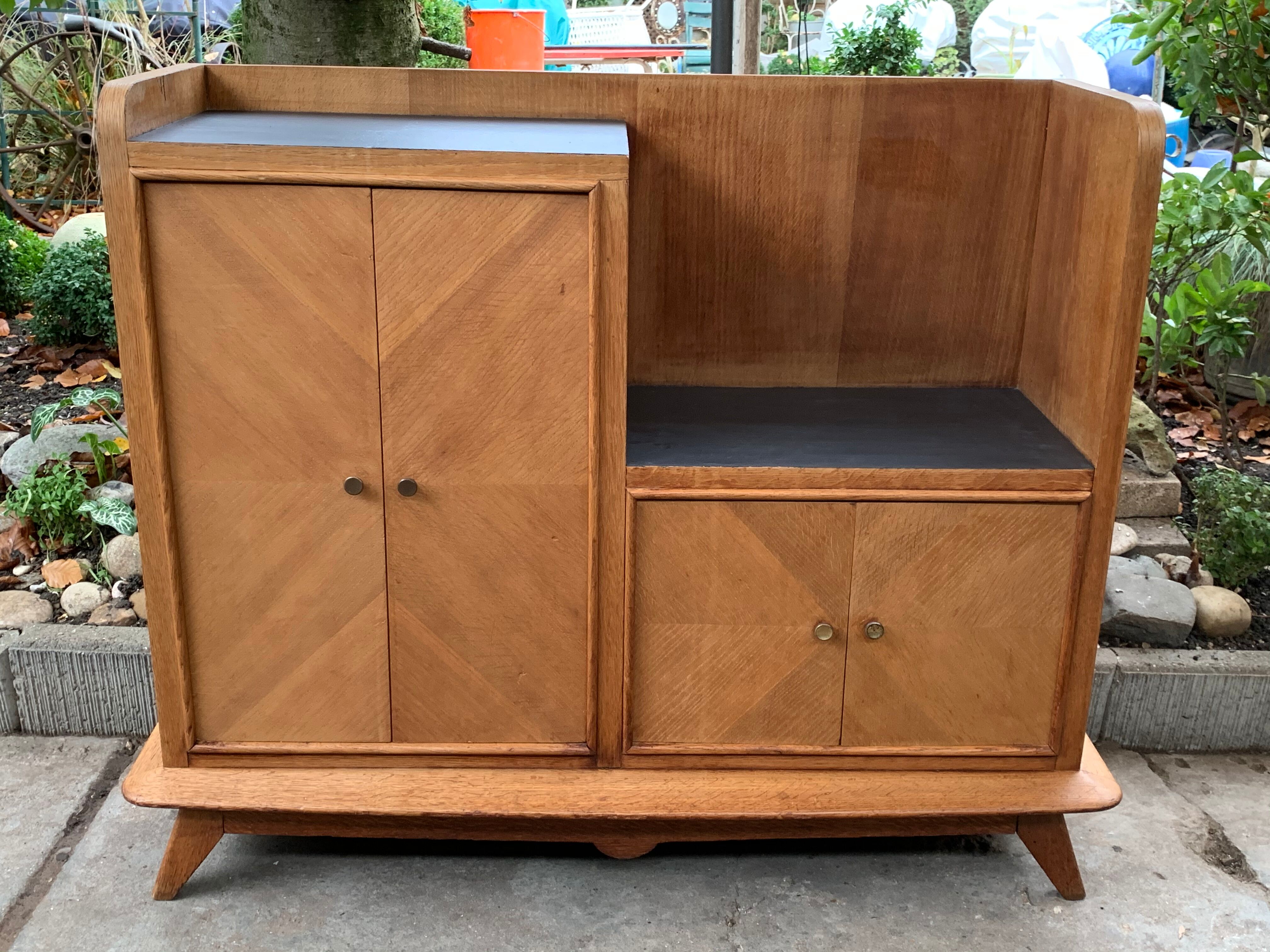 Buffet asymmetrical compass feet