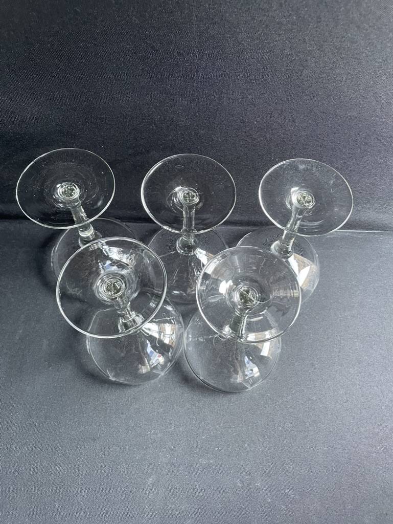5 blown glass champagne glasses with cut bee decoration