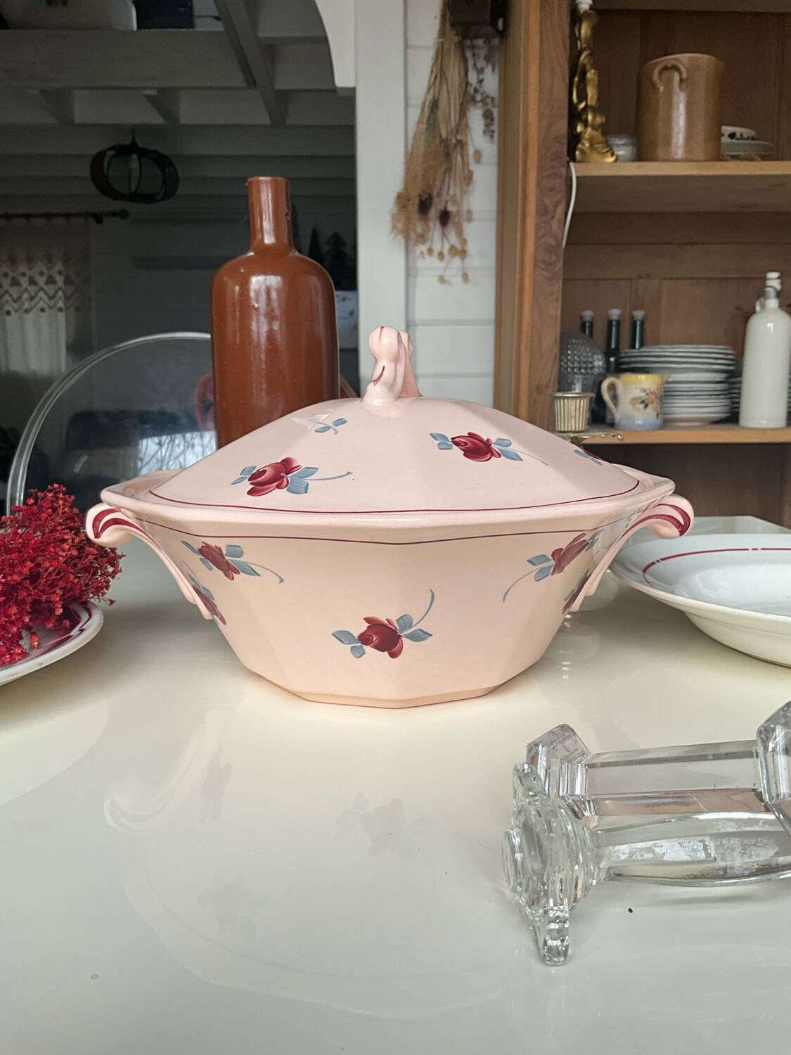 Saint Amand soup tureen, Pompadour model