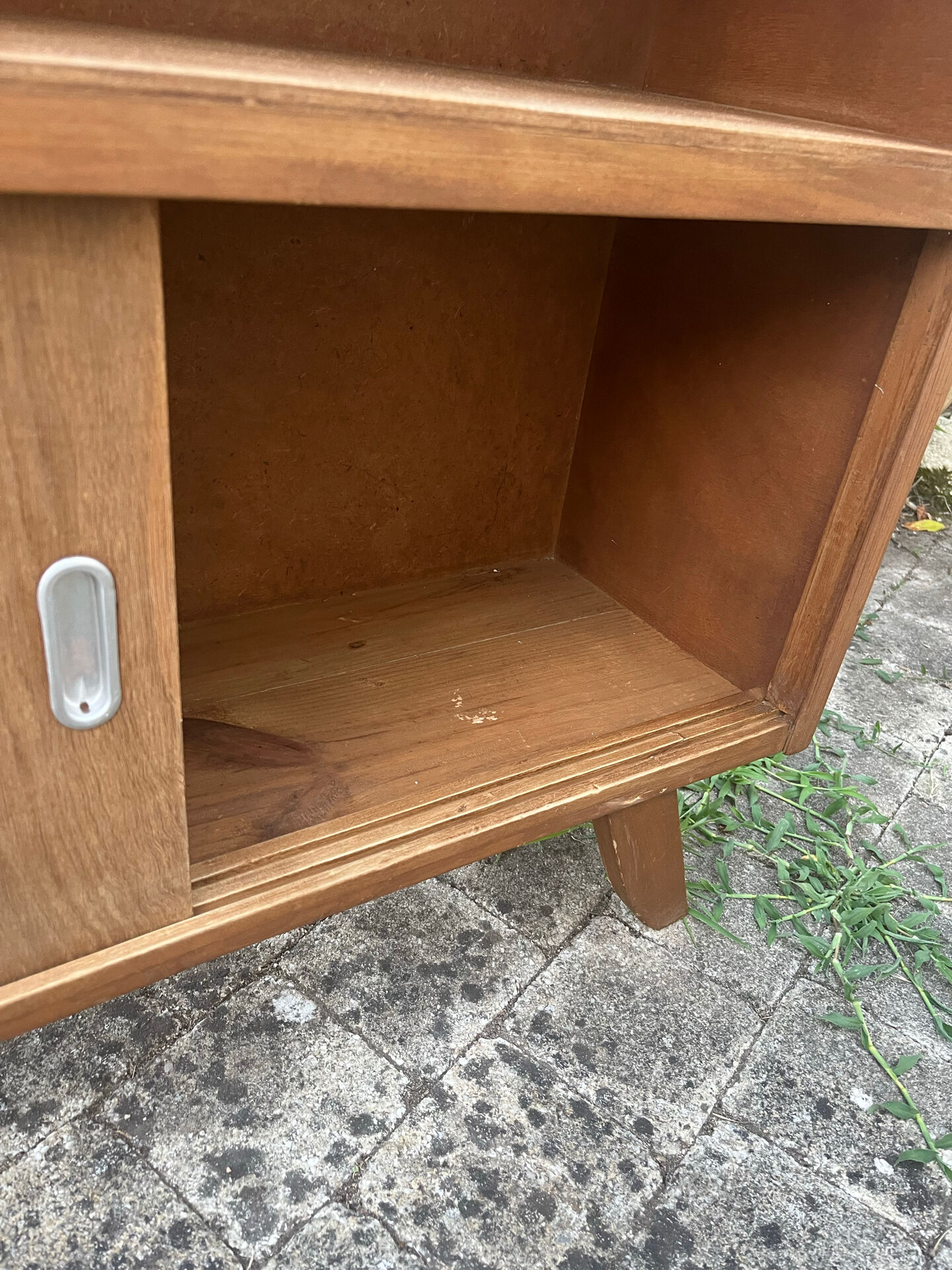 Vintage low TV unit / bookshelf sideboard with tapered legs.