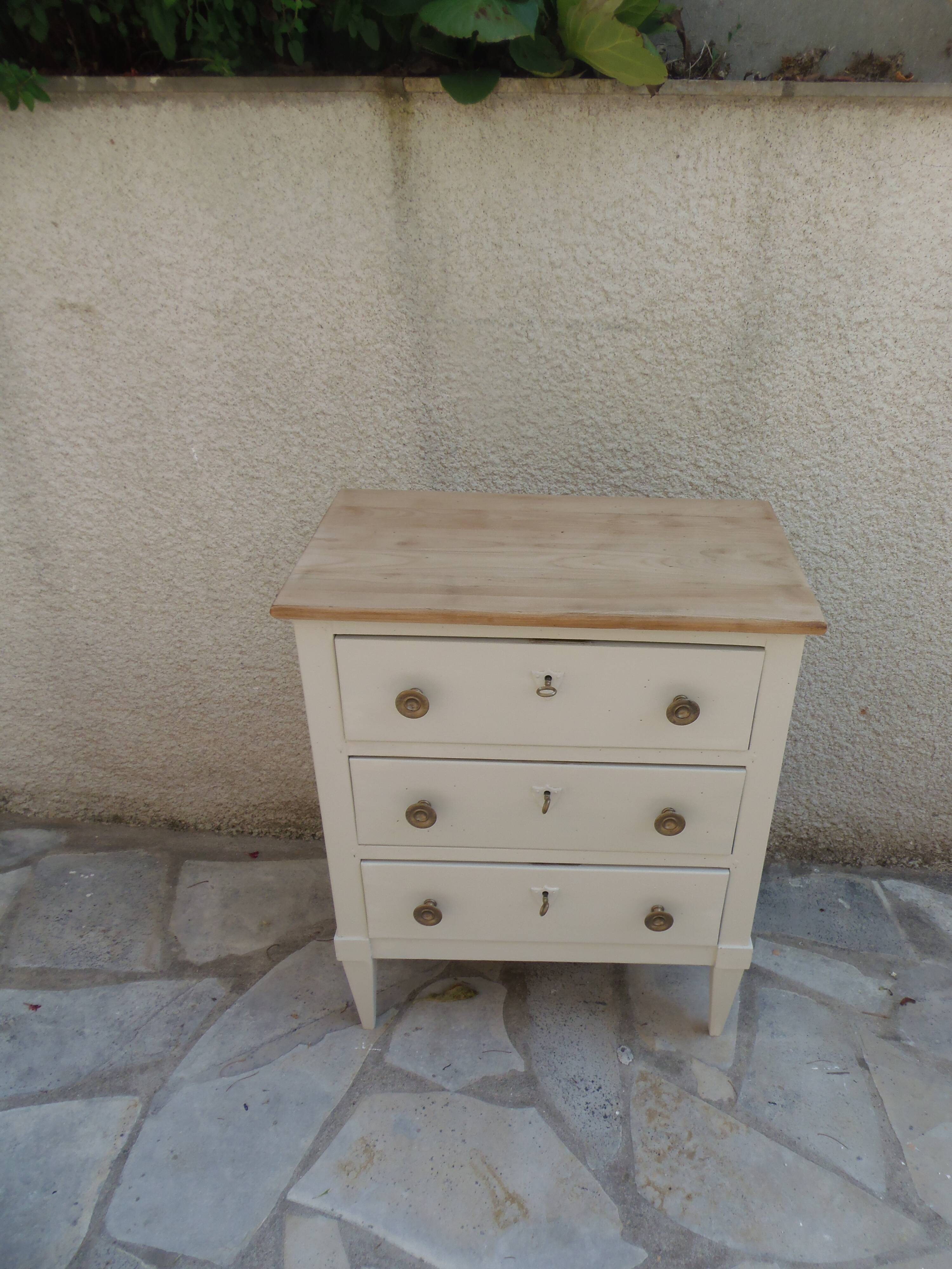 Petite commode classique sublimée en beige, plateau bois.