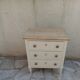 Petite commode classique sublimée en beige, plateau bois.