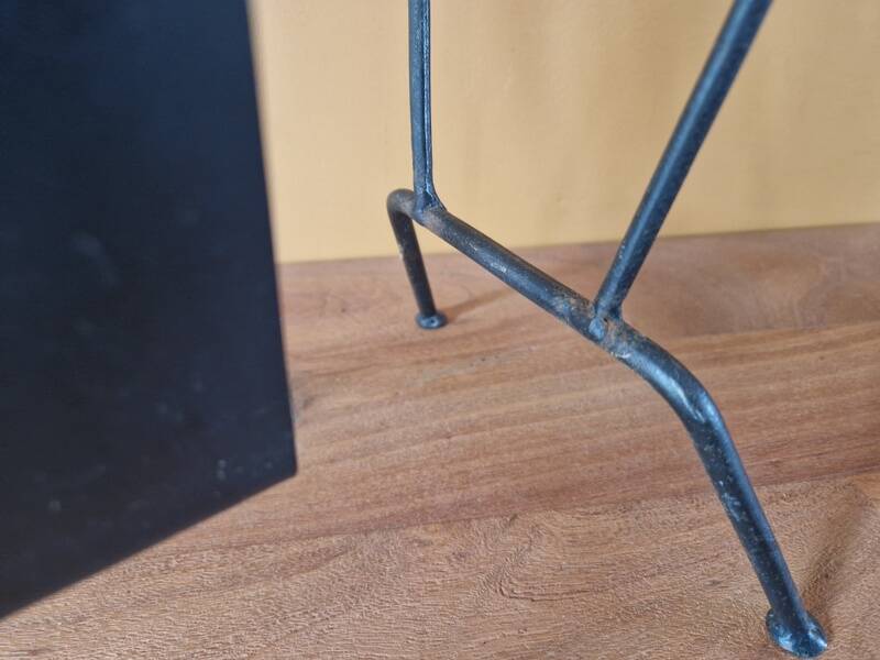 Jacques Adnet (1900-1984) - Black lacquered metal and brass magazine rack