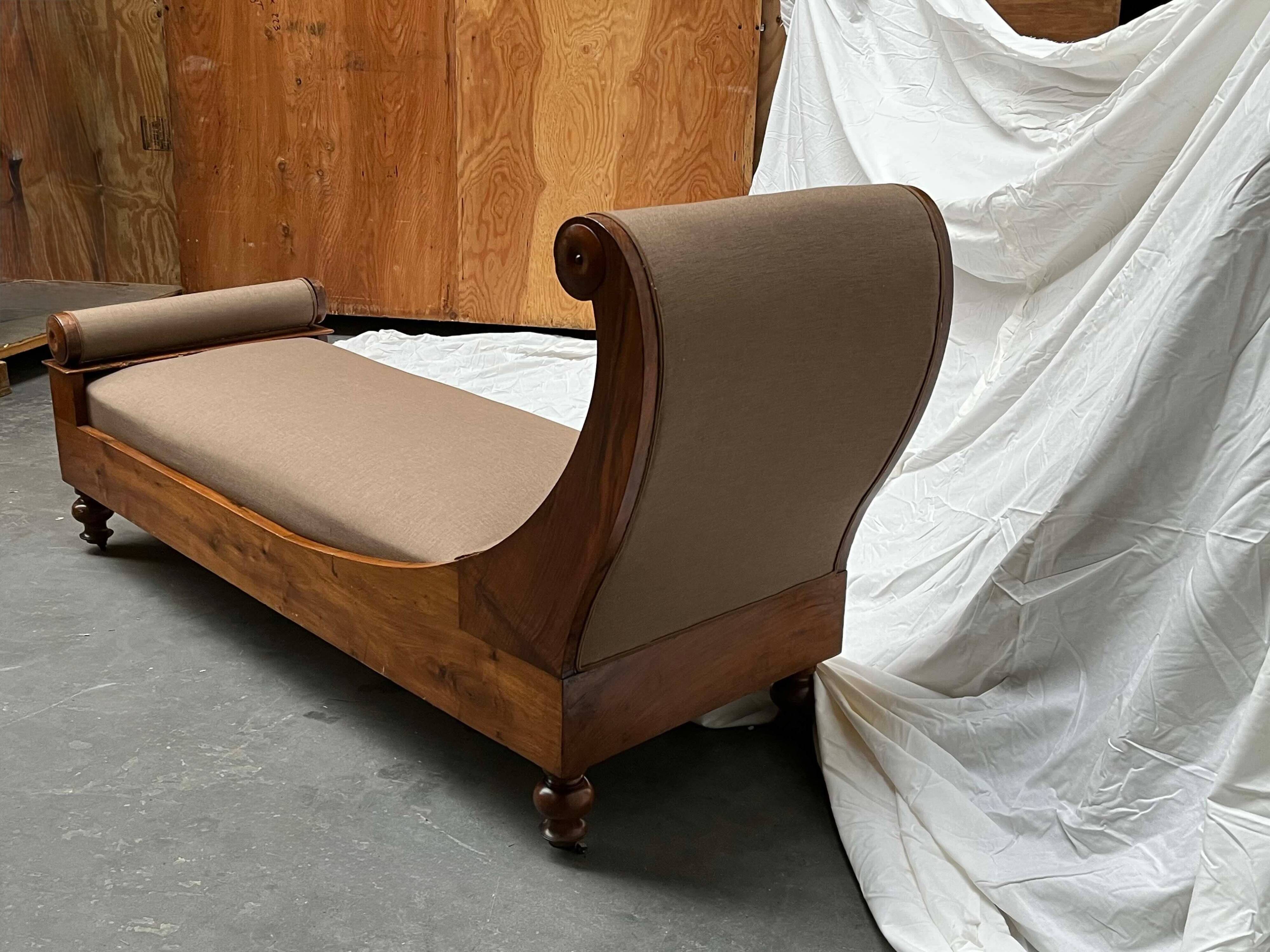 Récamier Empire (France, 19th century) with contemporary fabric