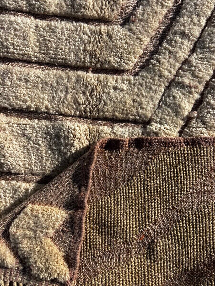 New white Moroccan Berber rug Beni Ouarain in wool.