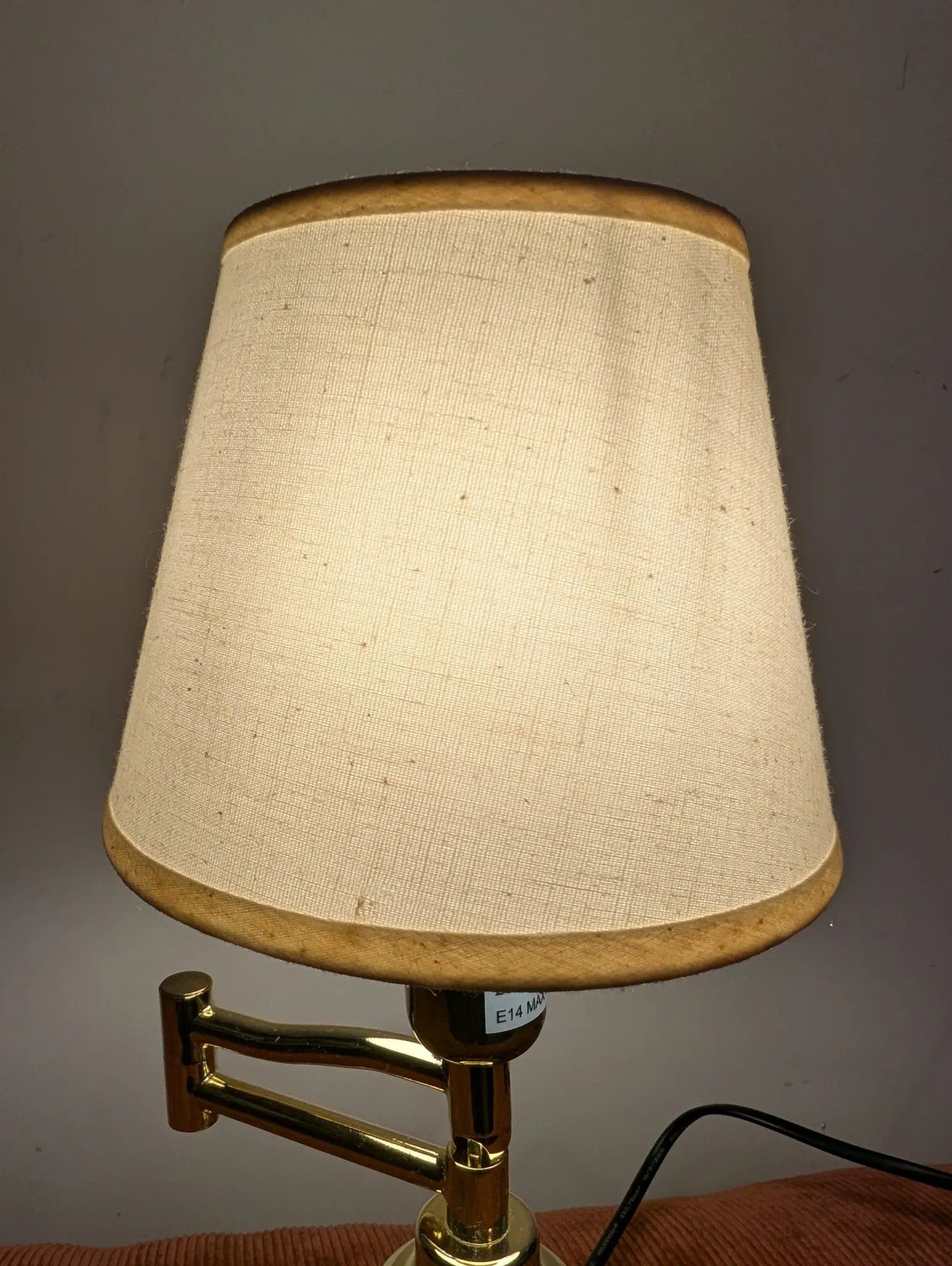Vintage table lamp in woven rattan, honey colour & beige lampshade –