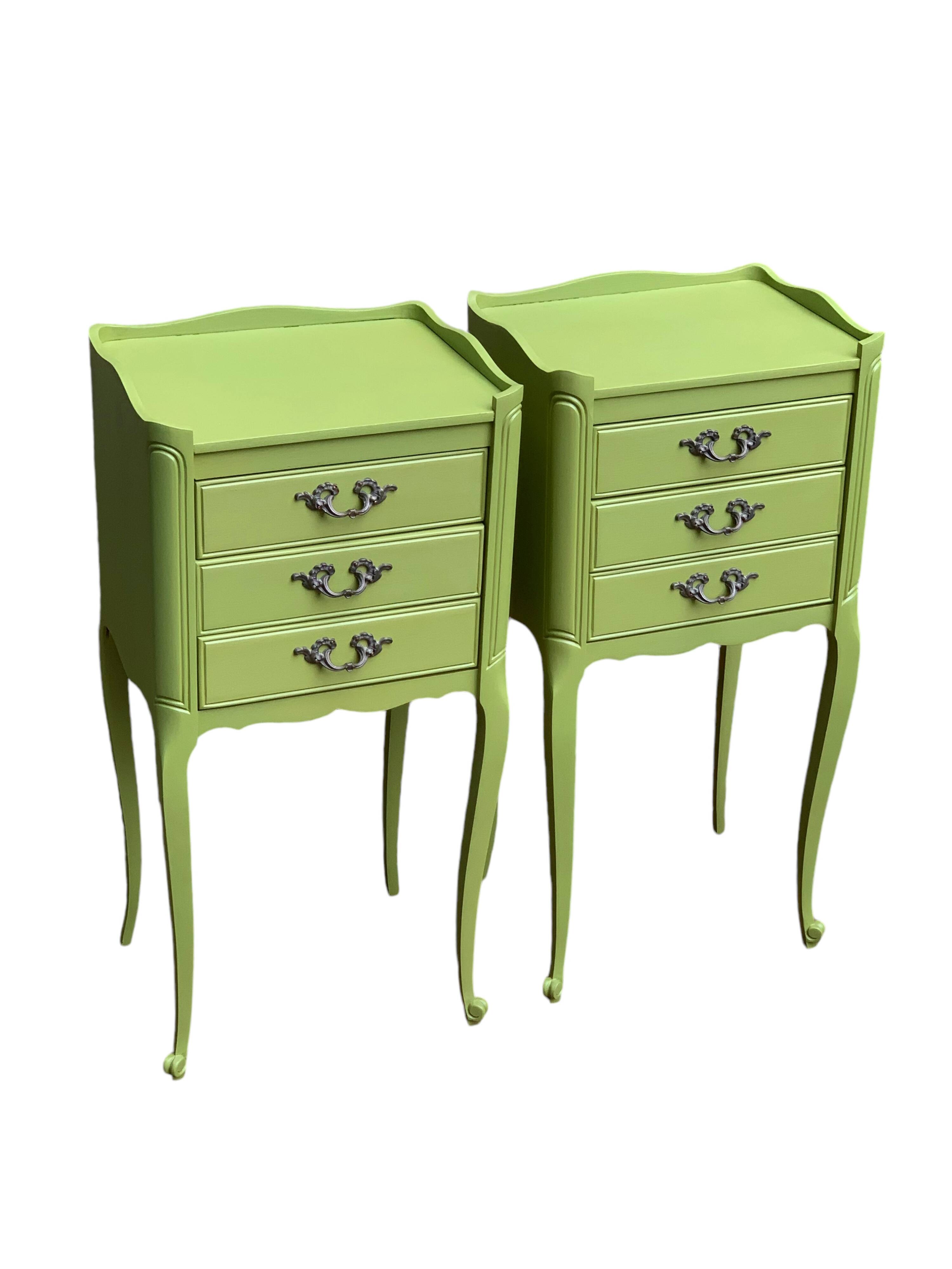 Paire de chevets kaki de style Louis XV