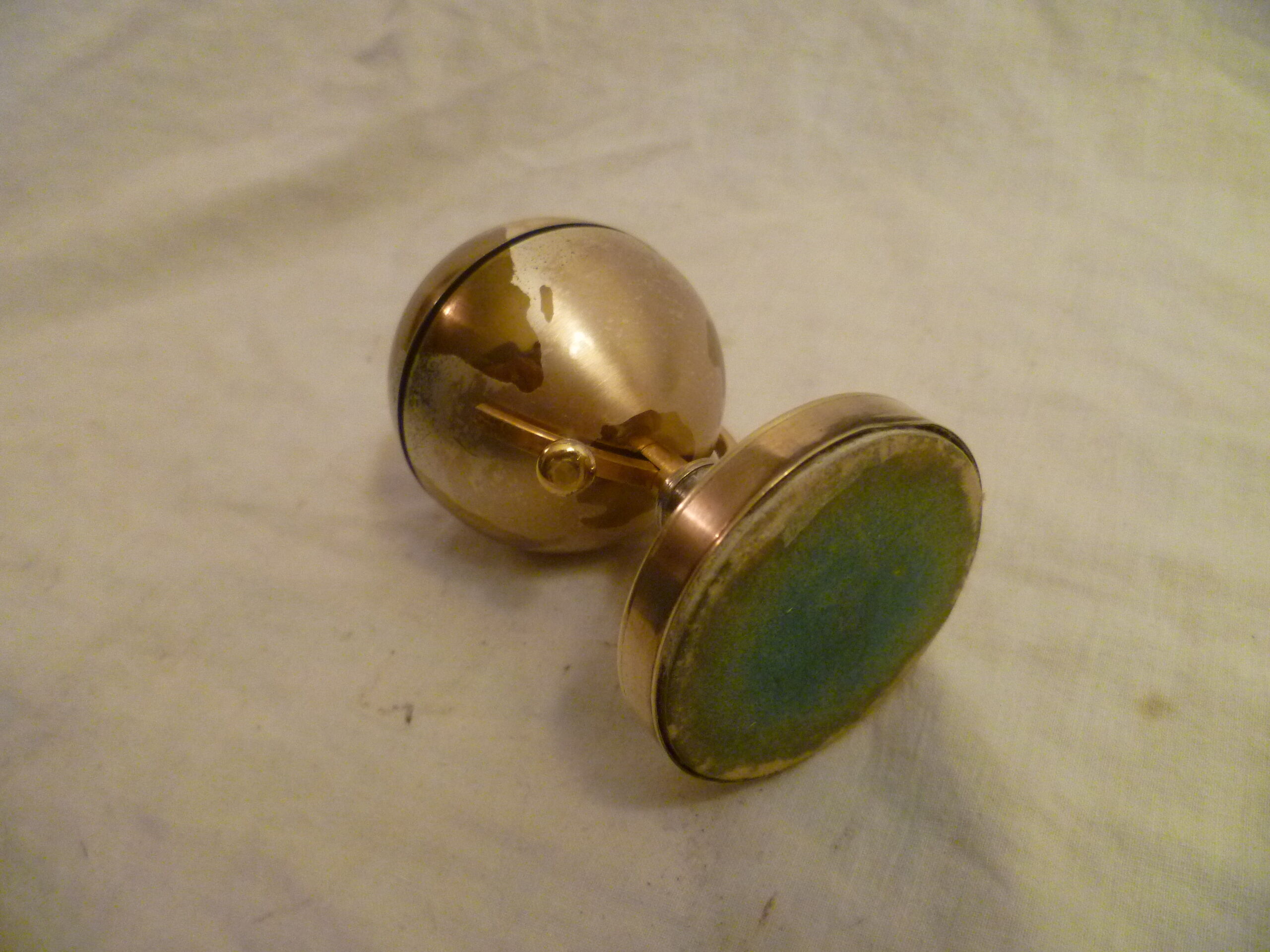 Briquet vintage "mappemonde" en metal dore