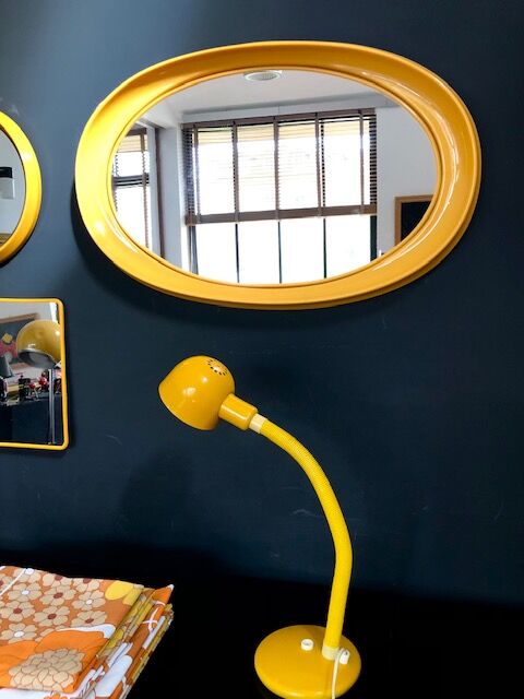 Miroir ovale en plastique moulé