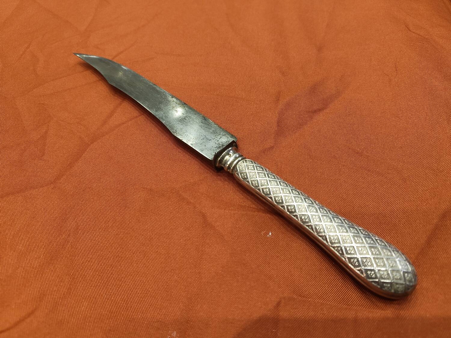 Exceptional cutting set with silver stag.