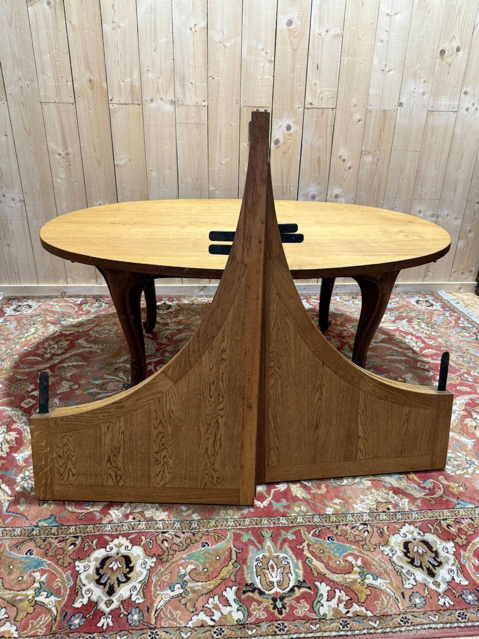 Table de salle à manger ovale de style Louis XV en chêne massif