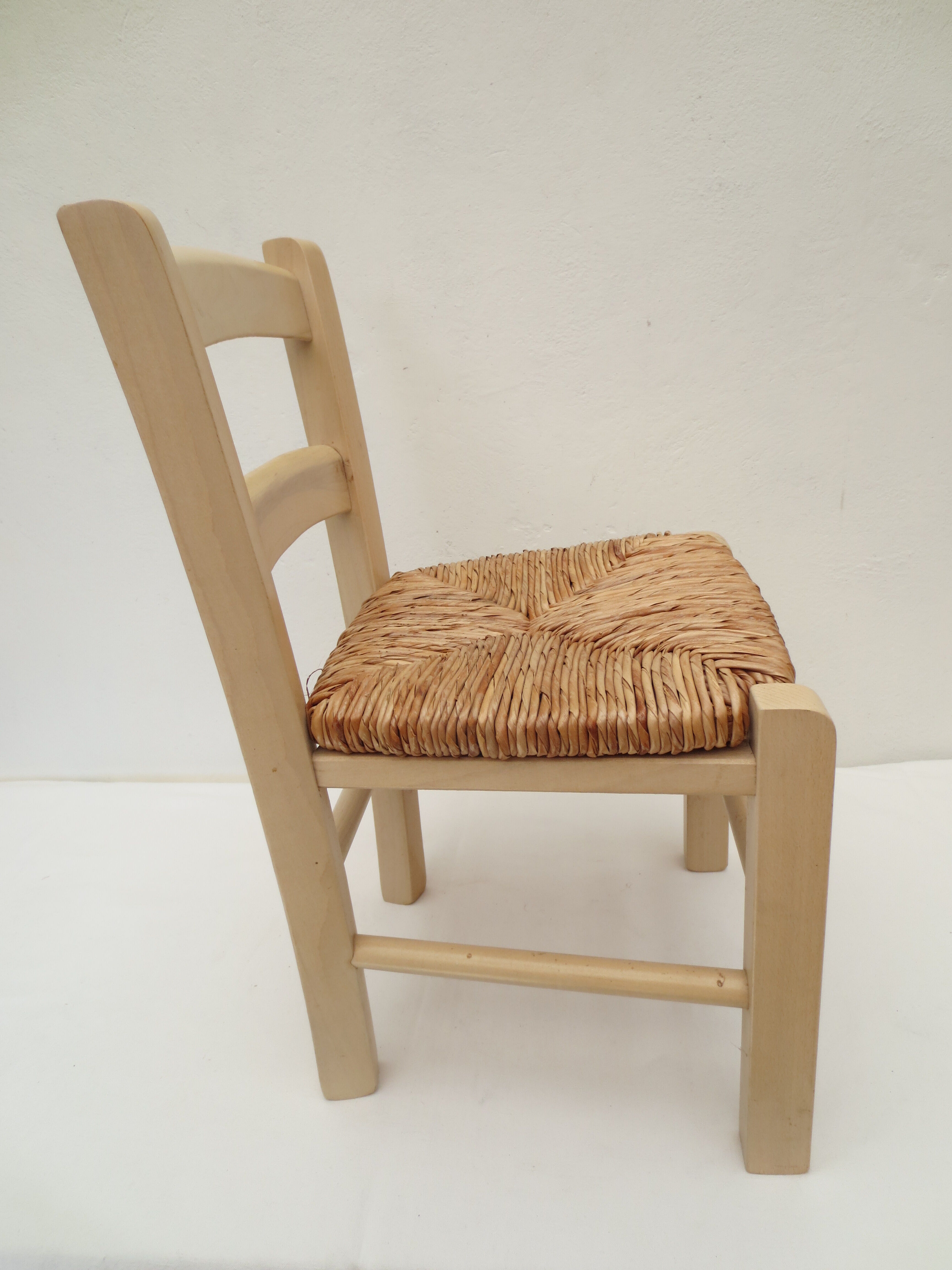 Children's chair of greige color in wood and straw