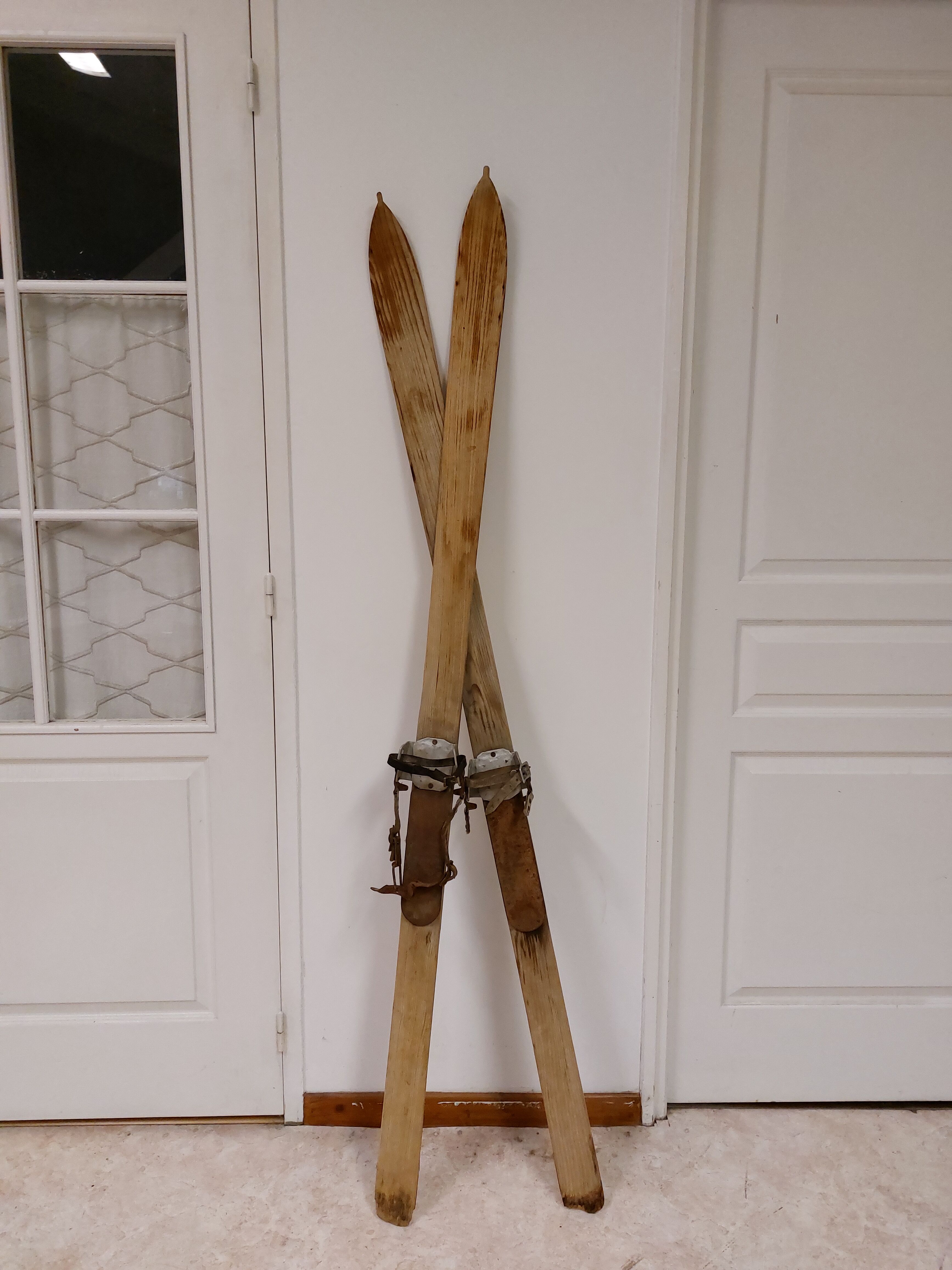 Pair of old skis in wood and zinc 175 cm