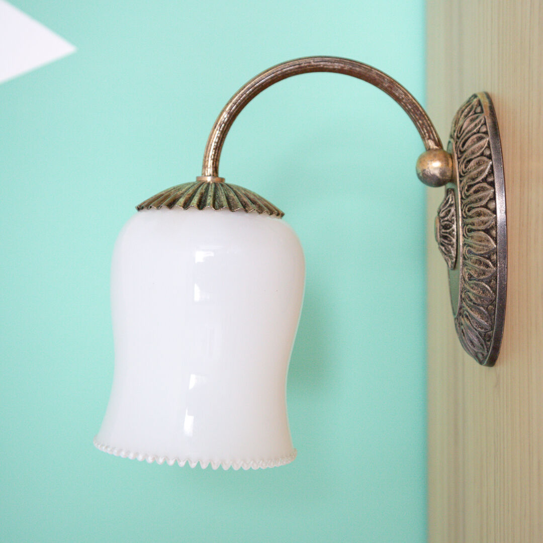 Metal wall lamp and serrated glass globe