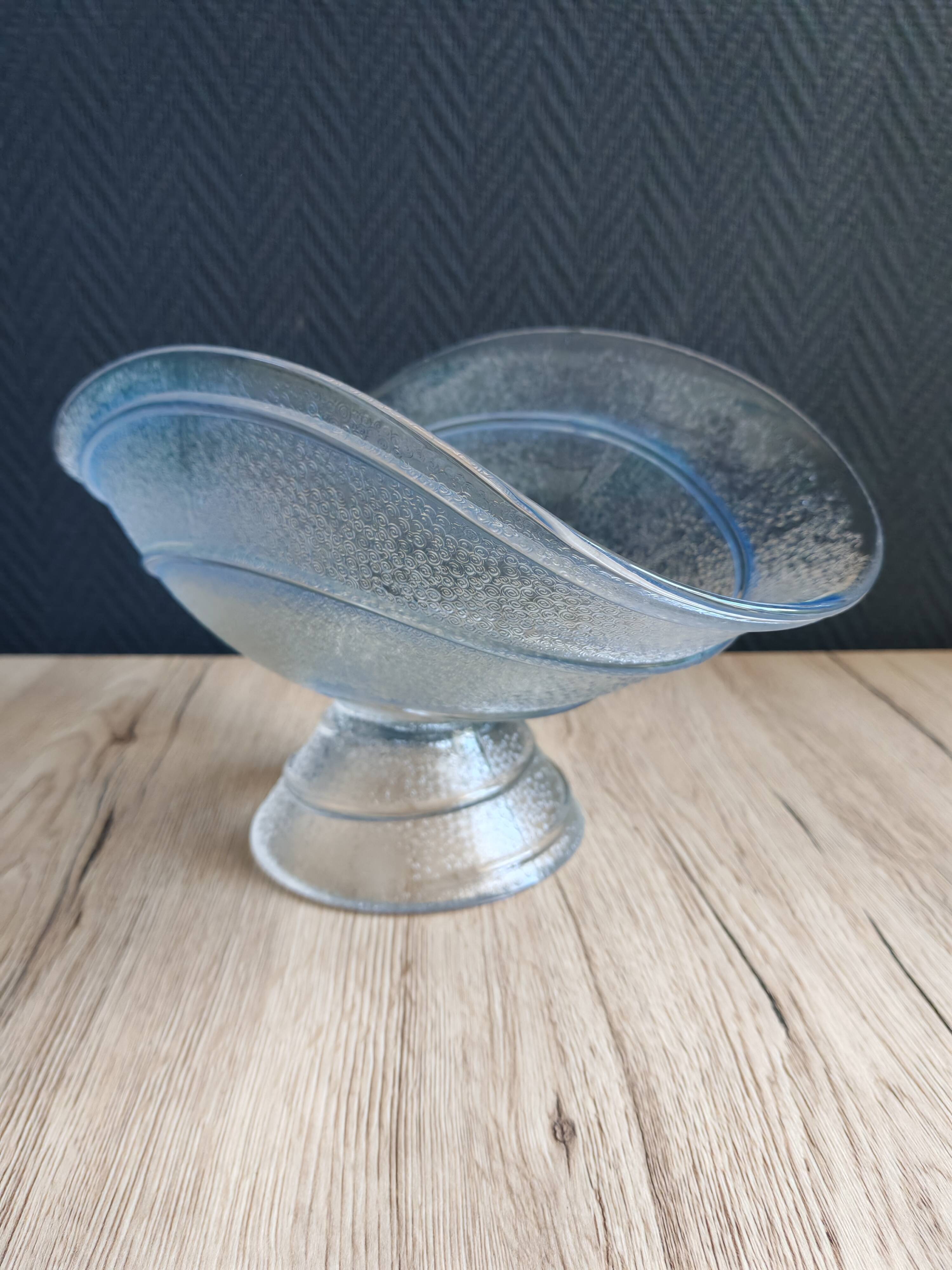 Coupe en verre moulé pressé Art Déco bleu glacé