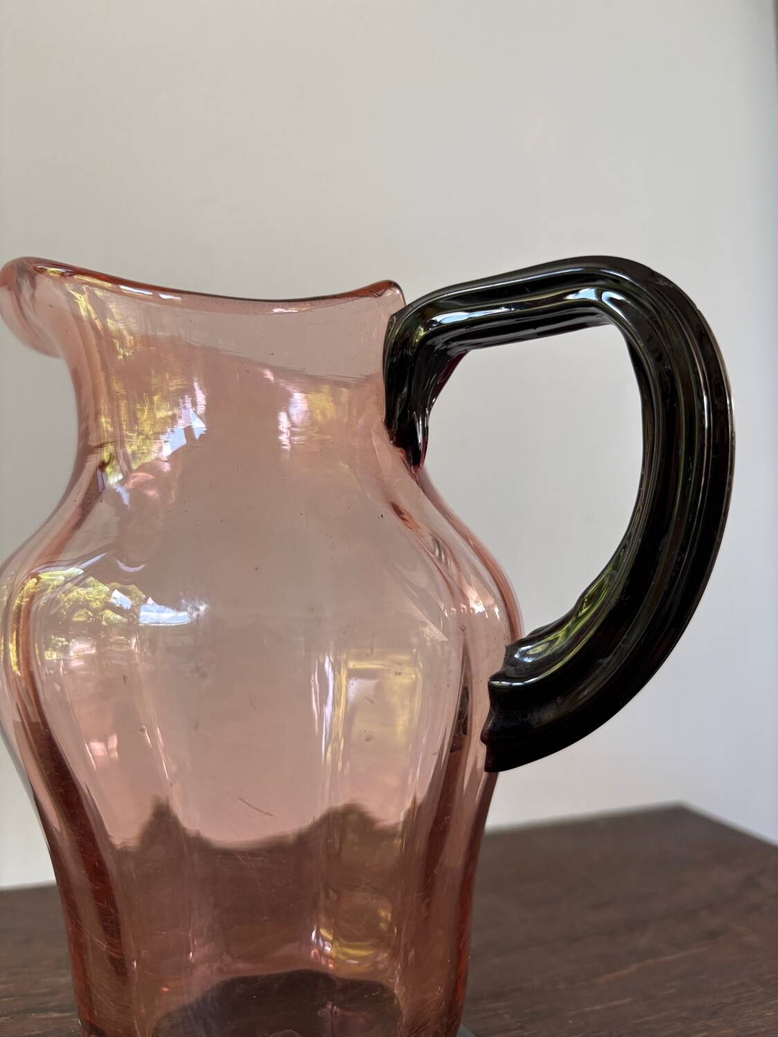 Pichet Art déco en verre rose et noir, années 20-30