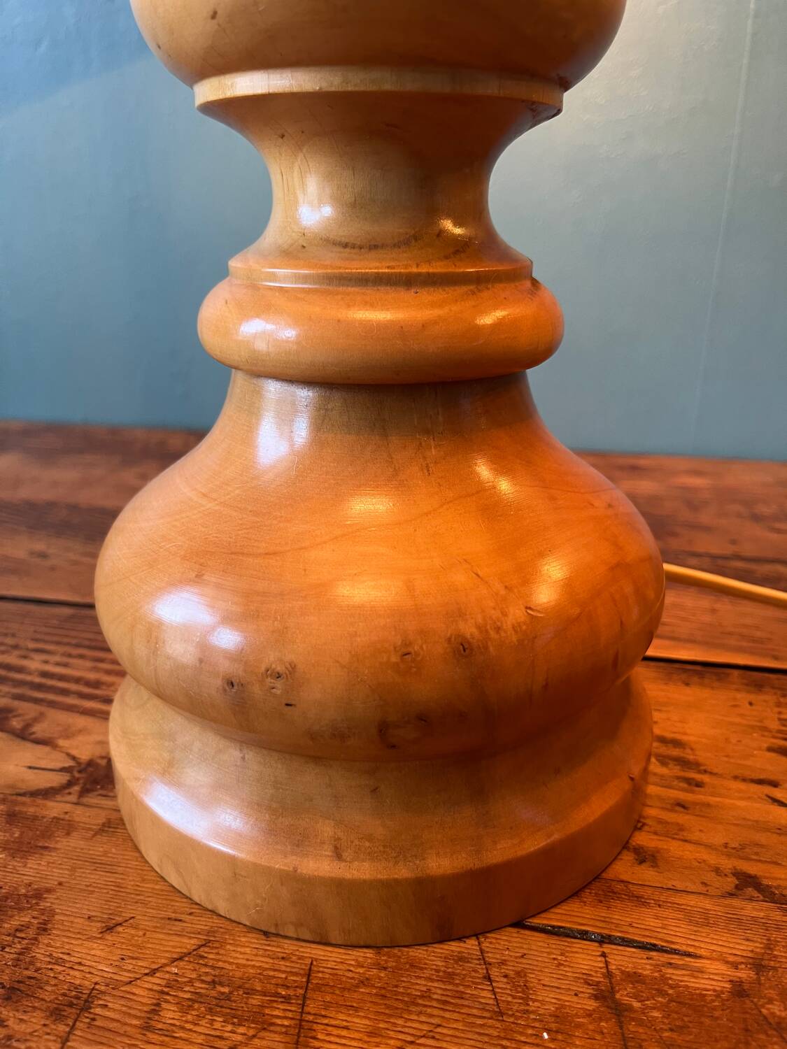 Table lamp in turned solid wood