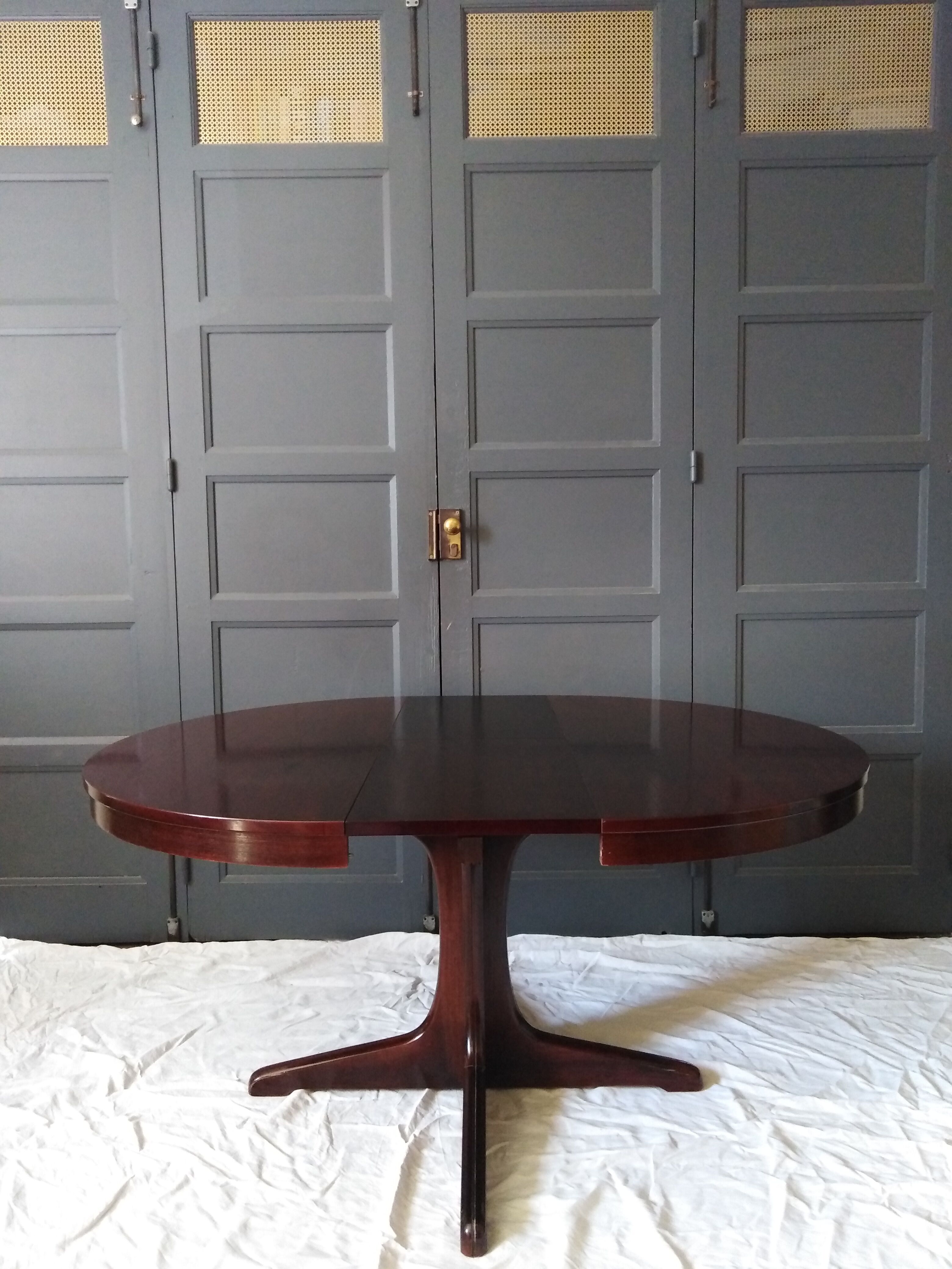 Baumann extended round table