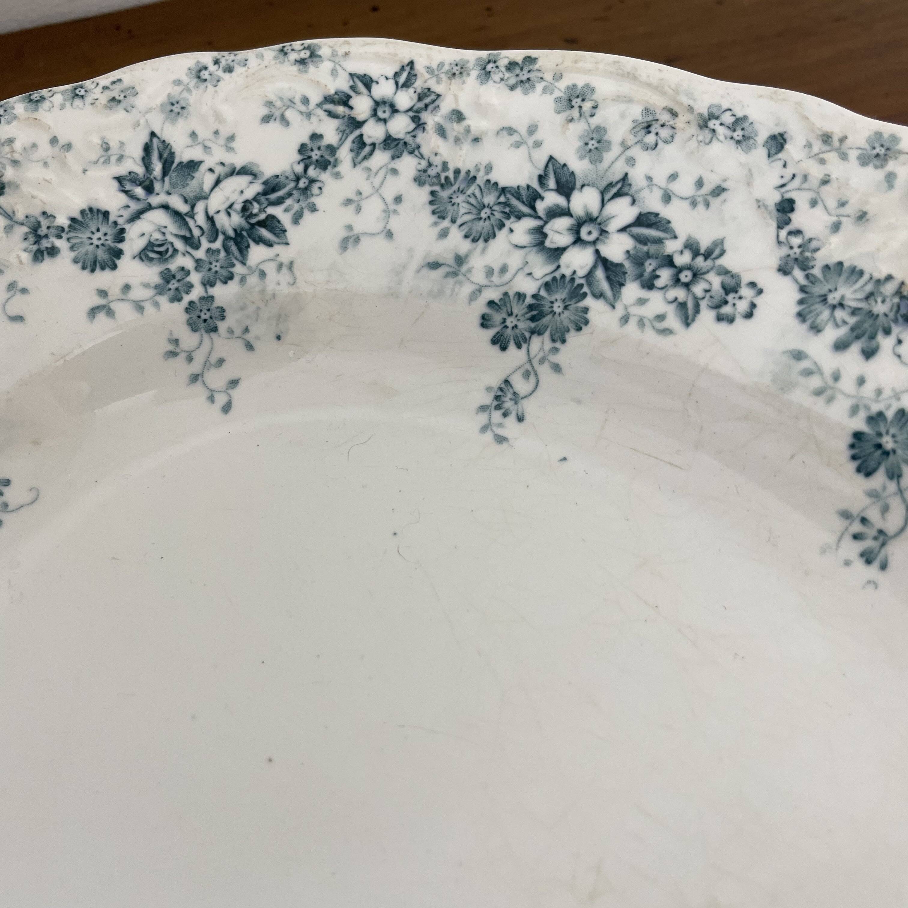 32 cm oval dish in Maastricht earthenware, Clara model