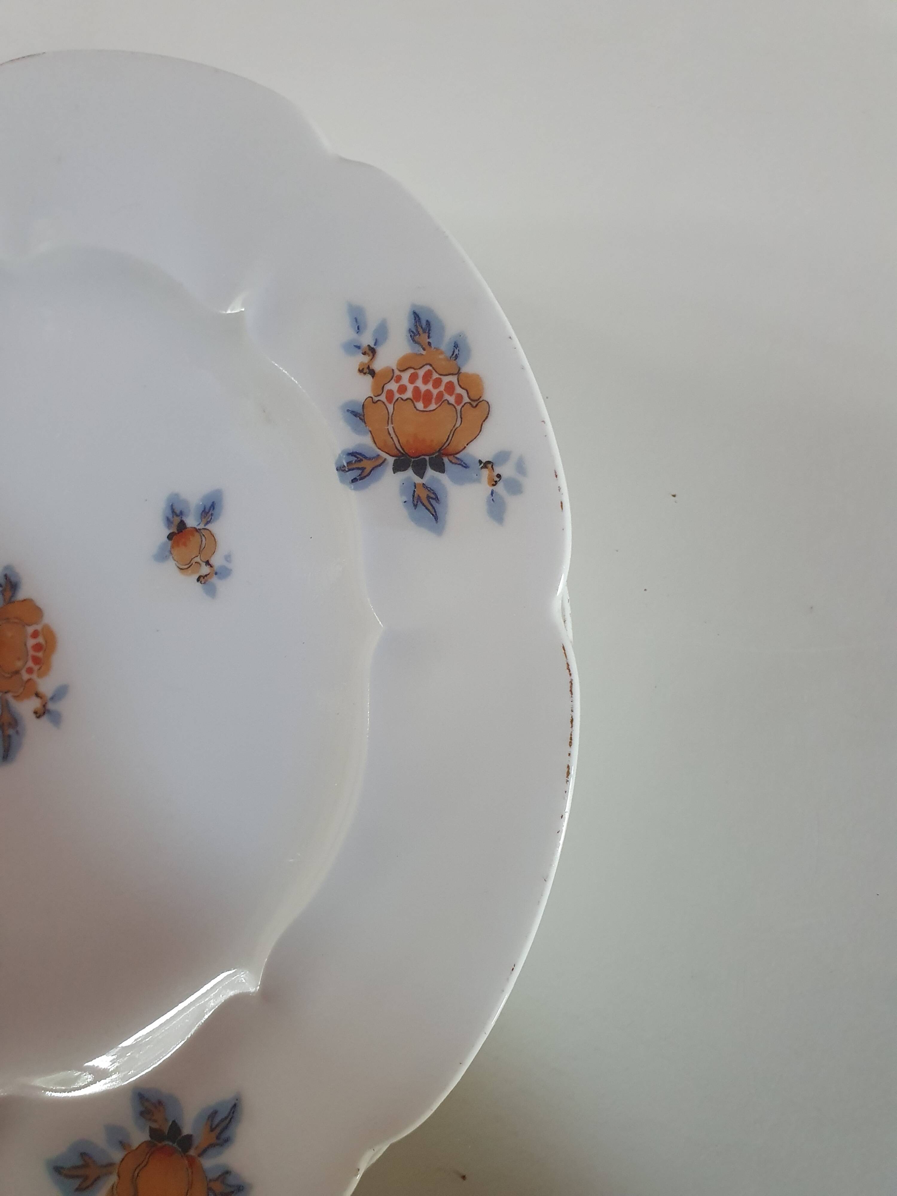 set of 4 dessert plates in white Limoges porcelain with flowers, the edge of one is different