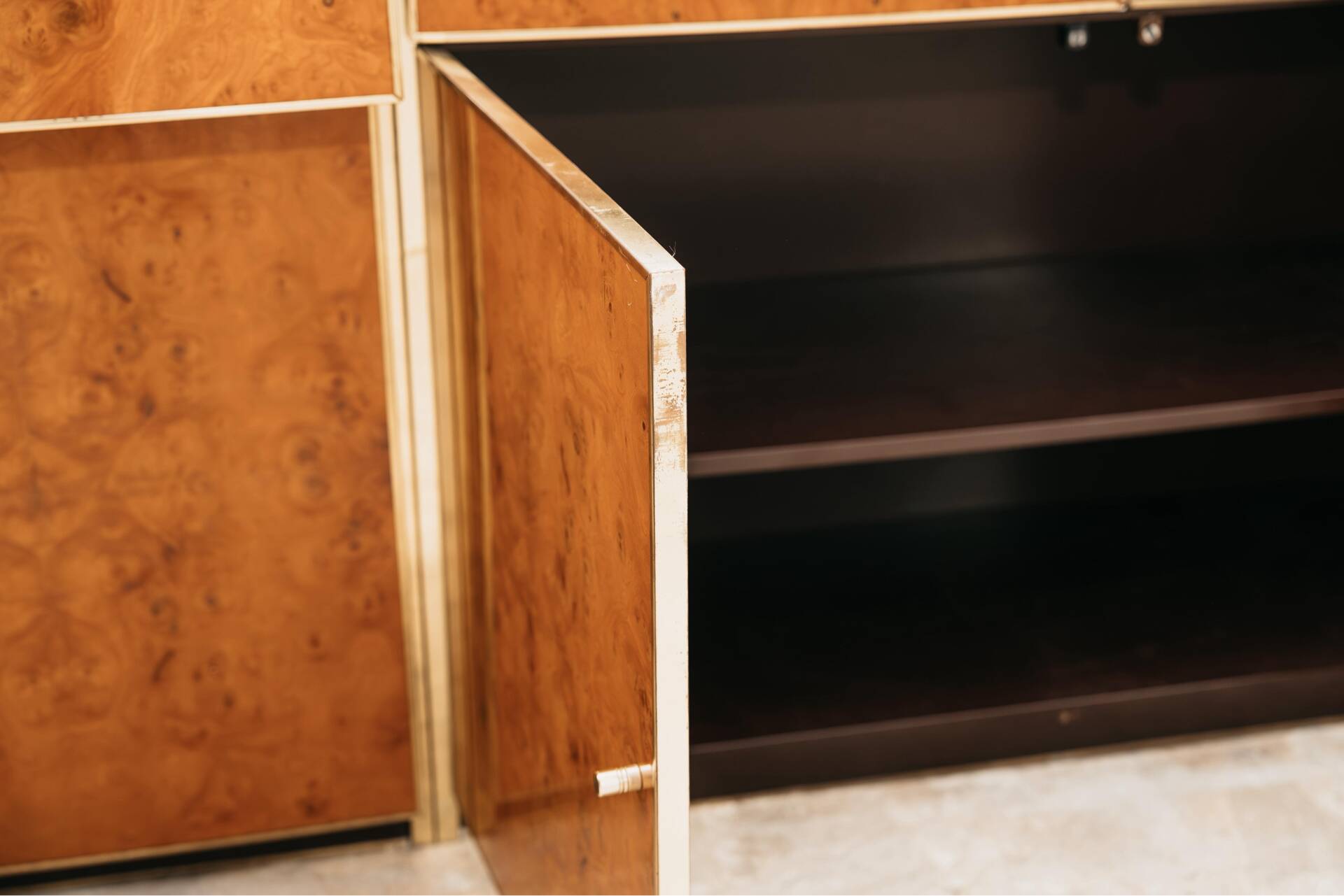 Buffet en radica et métal doré moderniste des années 70