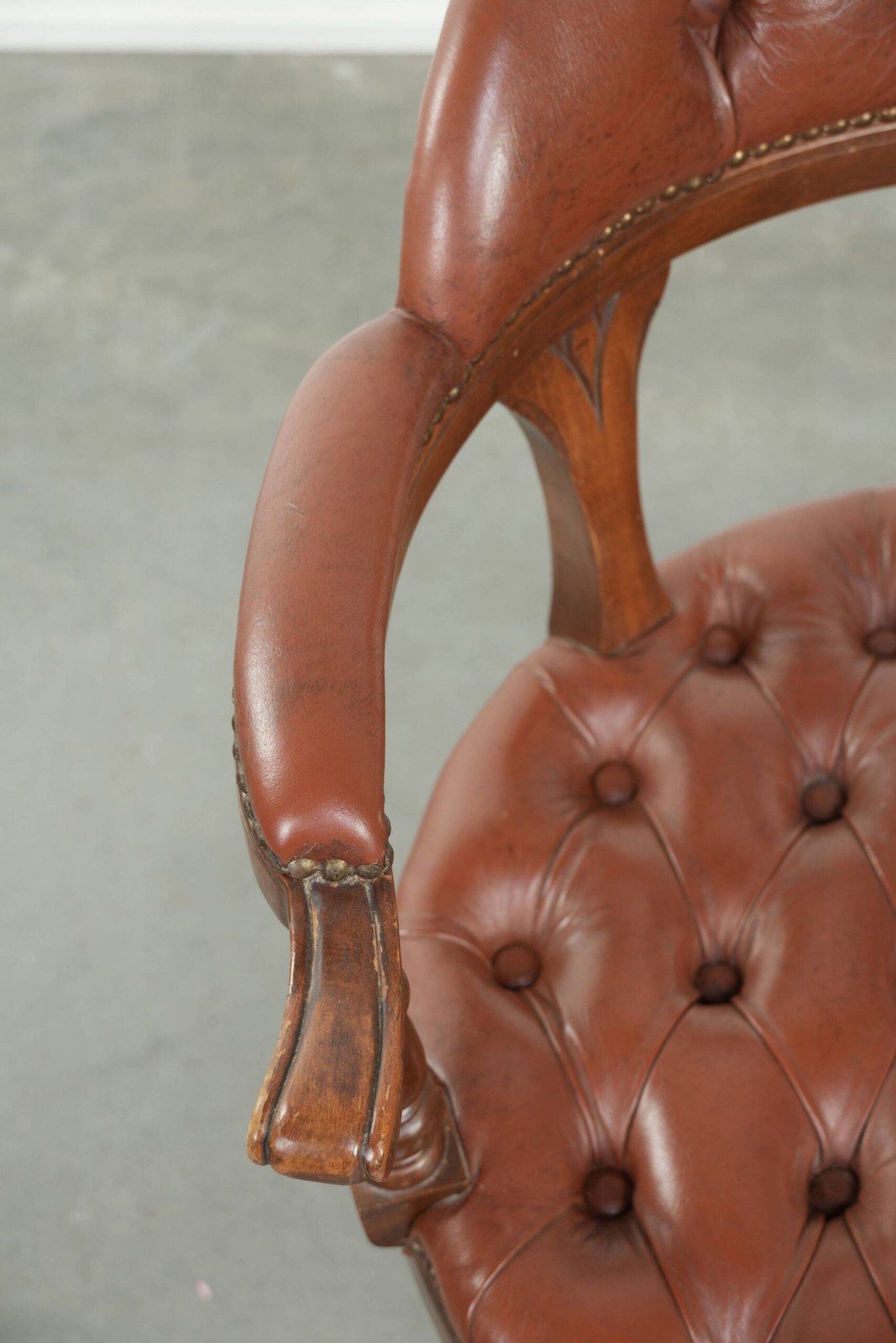 Chaise de bureau Chesterfield rotative en cuir de vache marron